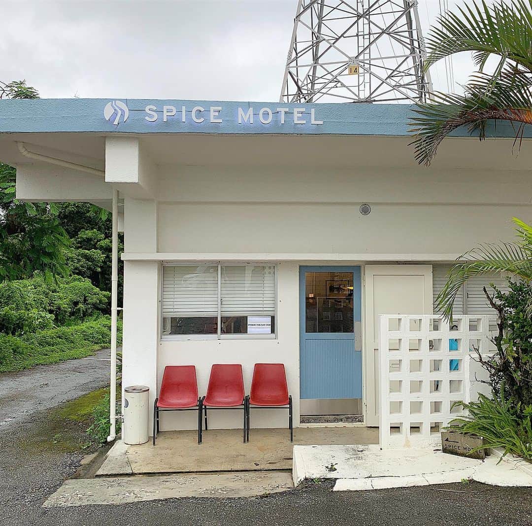 ukapiさんのインスタグラム写真 - (ukapiInstagram)「. . 1日目のHOTELはこちら。 . お洒落で安くて夜中もジェンガと トランプで遊びまくれる🦖🦕 . . #spicemotelokinawa #spicemotelhotel #沖縄#沖縄ホテル」7月20日 14時51分 - ukapi