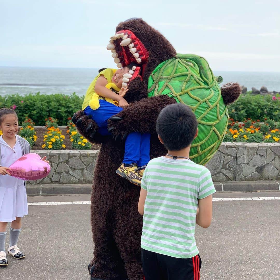 メロン熊【公式】さんのインスタグラム写真 - (メロン熊【公式】Instagram)「#海 #ビーチ #子供 #笑顔 #泣き顔」7月20日 15時00分 - yubarimelonkuma