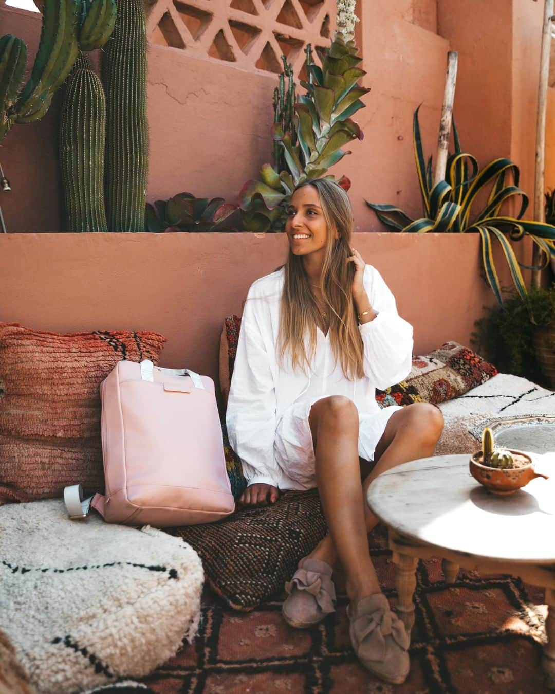 Kapten & Sonさんのインスタグラム写真 - (Kapten & SonInstagram)「'Paradise doesn't have to be tropical!' ✨@theresaschmidt takes our beautiful Malmö Cherry Blossom to a journey in Marrakech! 💛 #bekapten #kaptenandson⁠ .⁠ .⁠ .⁠ #backpack #backpacklover #summertime #summeroutfit #summerfashion #fashionaddicted #travelling #travelgram #passportpassion」7月20日 15時00分 - kaptenandson