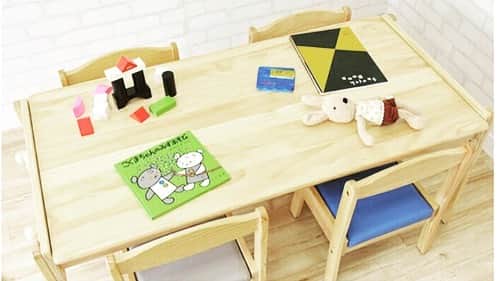 kidzoo+のインスタグラム：「ソピアキッズデスクシリーズは高さ調節可能なデスクです。 XLサイズのデスクは2台までスタッキング可能です。 ※チェアは別売りです。 デスク、チェア共に高さ調節機能を備え、お子様の成長に合わせて天板と座面を 最適な高さに調節することができます。疲れにくい正しい姿勢が自然と身に付き集中力 が持続するようになります。入園・入学前のお子様から小学校低学年くらいのお子様に オススメのキッズデスクシリーズです。 スタッキング機能も備えていますので、使用しないときはクローゼットの中やお部屋の ちょっとしたスペースにスッキリと重ねて収納することができます。  店舗にて1台限定で、アウトレット価格にて販売中。 ------------------------------- 【ソピア(sopia)キッズデスク1200サイズ SKLT-1200 】 ---------------------------------------- 商品の詳細はプロフィールのURLからご覧いただけます！☛ @kidzooplus .  #kidzoo #kidzooplus #名古屋市名東区 #キッズテーブル #収納 #子供部屋 #子供用家具 #kids #キッズデスク #ソピア」
