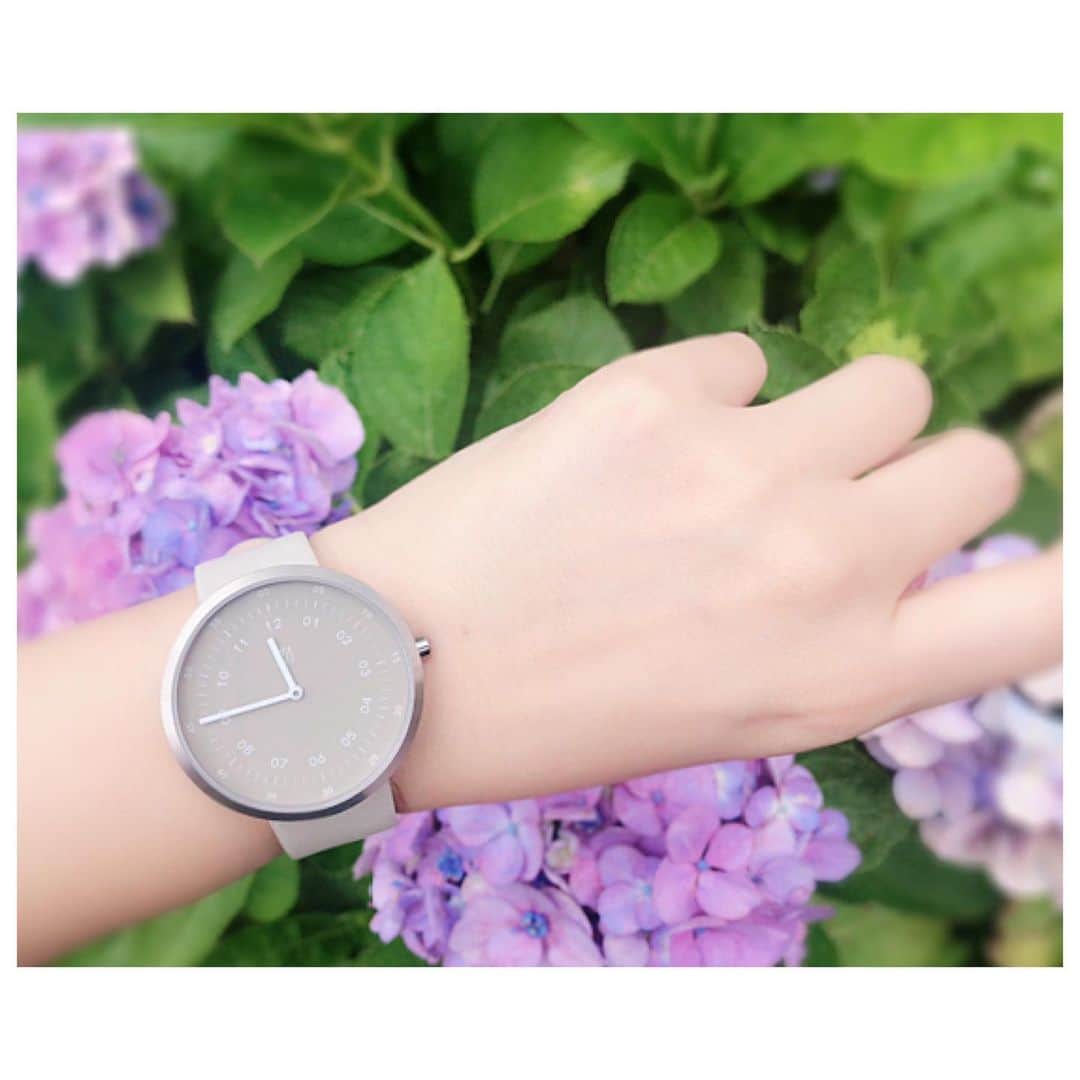 rinaのインスタグラム：「. #unitedarrows #beautyandyouth で取り扱い中の腕時計⌚ #mavenwatches . @mavenjapan こちらから【rina.xx.917】 を入力すると、10%offで お買い物出来るよ✓ わたしには1円も加算されないので 御安心くださいませ笑 . そろそろ梅雨明けかなぁ！？ 暑いのイヤだけど湿気もイヤだし カラッと晴れてほしいなぁ🌈 紫陽花もそろそろ見納めですね！ . #マベン #マベンウォッチズ #腕時計 #時計 #手元倶楽部 #ユナイテッドアローズ #アローズ #ビューティーアンドユース  #ファッション #コーディネート #コスメ #メイク #watch #watches #fashion #coordinate #beauty #flower」