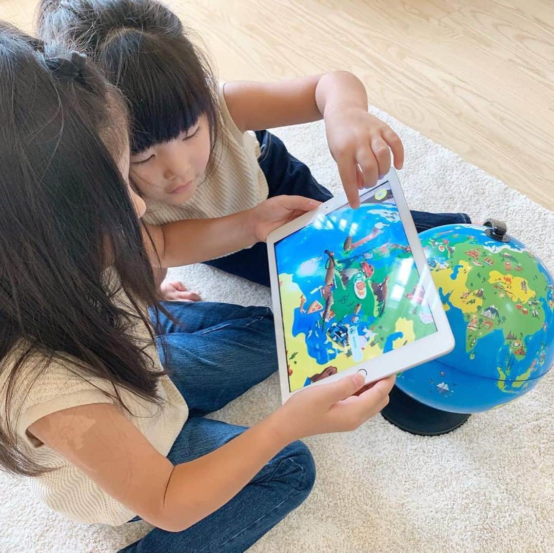 mocchiさんのインスタグラム写真 - (mocchiInstagram)「＊＊＊＊＊＊ こんにちは🌞 ・ ・ @globalasiapartners さんの飛び出す地球儀🌎 ・ これ、ほんと凄い！ ・ ・ iPadやiPhoneに専用のアプリをダウンロードしてカメラを通して見てみると 色んな物や動物が飛び出してくるよ😳 ・ ・ 子供が飽きない工夫がたくさんされてて 楽しく世界地図覚えてくれるといいなー✨ ・ ・ ・ 地球儀にその国の有名な物が書いてあって、それだけでも楽しく世界地図が覚えられそうだよ🌎✨ ・ ・ 小春はずっと地球儀見ながら 🧒🏻にほんはどこ？ ハワイはとこ？ って興味津々！ ・ ・ こっちゃんはずっと 👧🏻ちきゅうじん！ちきゅうじんみよ！ ・ 地球儀ね😌 ・ ・ ・ #ママ#子育て#育児#地球儀#知育玩具#ママガール#mamagirl#iPad#おもちゃ#おしゃれ#プレゼント#インテリア#小学生#幼稚園#保育園#shifu#orboot」7月20日 15時17分 - mocchi_1126