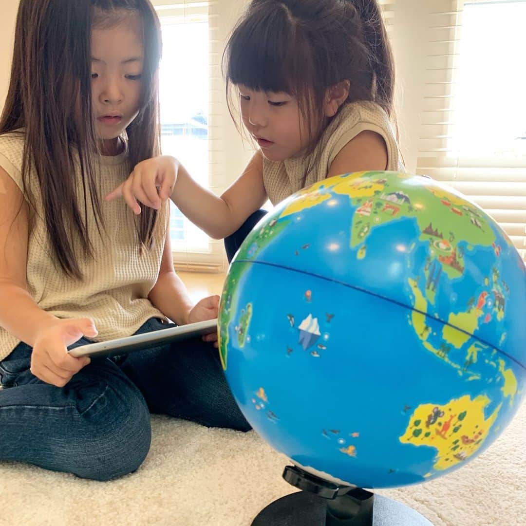 mocchiさんのインスタグラム写真 - (mocchiInstagram)「＊＊＊＊＊＊ こんにちは🌞 ・ ・ @globalasiapartners さんの飛び出す地球儀🌎 ・ これ、ほんと凄い！ ・ ・ iPadやiPhoneに専用のアプリをダウンロードしてカメラを通して見てみると 色んな物や動物が飛び出してくるよ😳 ・ ・ 子供が飽きない工夫がたくさんされてて 楽しく世界地図覚えてくれるといいなー✨ ・ ・ ・ 地球儀にその国の有名な物が書いてあって、それだけでも楽しく世界地図が覚えられそうだよ🌎✨ ・ ・ 小春はずっと地球儀見ながら 🧒🏻にほんはどこ？ ハワイはとこ？ って興味津々！ ・ ・ こっちゃんはずっと 👧🏻ちきゅうじん！ちきゅうじんみよ！ ・ 地球儀ね😌 ・ ・ ・ #ママ#子育て#育児#地球儀#知育玩具#ママガール#mamagirl#iPad#おもちゃ#おしゃれ#プレゼント#インテリア#小学生#幼稚園#保育園#shifu#orboot」7月20日 15時17分 - mocchi_1126