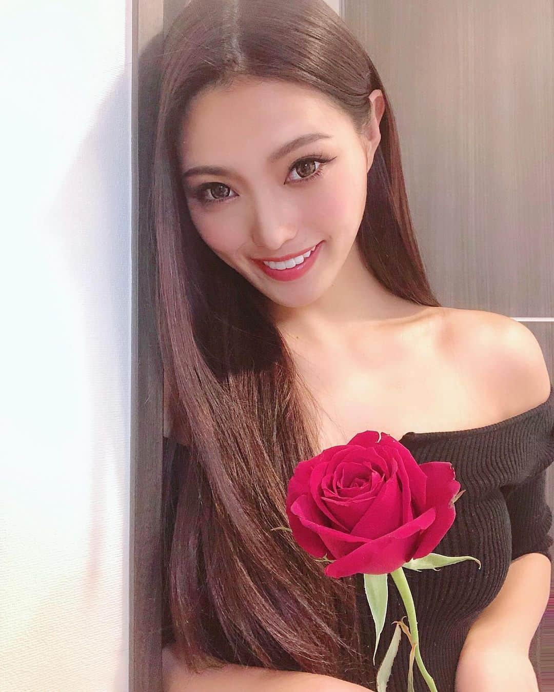 MIKAさんのインスタグラム写真 - (MIKAInstagram)「Hola🌹 @selectclinic さんでお肌のメンテナンス💆🏻‍♀️✨ 前回スポット照射してもらってシミそばかすが消えて綺麗になった部分と、日焼けしているお肌の部分のまだらをこれからトーニングで綺麗にしていきます🥰 毎回目に見えて効果がわかって感動🥺 お友達と一緒に行くのもおすすめなクリニックさん🏥👭💋 感動を共有し合えて美容がこんなにも楽しい！とワクワクできる🎶😍 #セレクトクリニック さんいつもありがとうございます♥️ @dr_ando  @dr.uehara @asucat524 #selectclinic #omotesando #beautysalon #clinic #skincare #cyberjapan #cyberjapandancers #セレクトクリニック #ピコレーザー #ピコトーニング」7月20日 15時17分 - cjd_mika