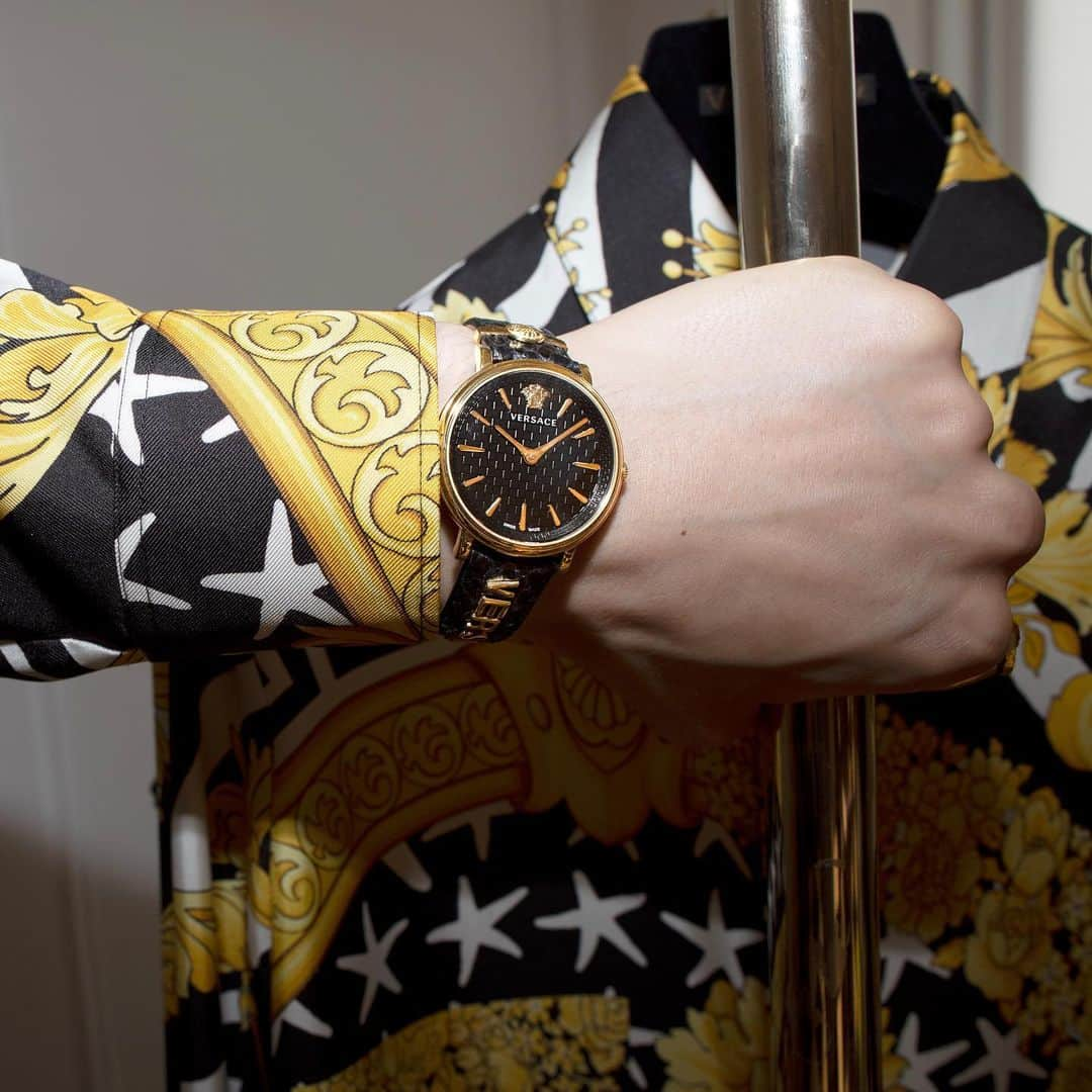 ジャンニヴェルサーチさんのインスタグラム写真 - (ジャンニヴェルサーチInstagram)「#VersacePreFall19 prints are paired with signature timepieces boasting house codes - Medusa accents and logo hardware on the soft leather bracelet. Discover more #VersaceWatches through the link in bio.」7月20日 15時18分 - versace