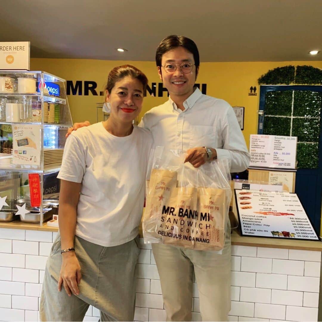 イ・キョンのインスタグラム：「🌭🌮🌯🥥🍍🍋🥡 mr.bahn mi ☘☘. ❤️❤️ 다낭 핑크성당 옆.. 반미맛집 👍👍 my sister 우리 하나뉴나 @hanagage 놀러들오세요 ^^ 관광오신분들에게는 특별한 맛. 로컬들에게도 충분히 인정받는 깔끔한 맛집  게시물 보여주시면 특별한 혜택이 주어져요 🤣🤣 🤝🤝 #미스터반미 #다낭 #이켠」