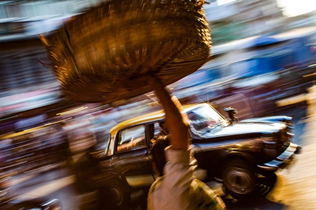 ナショナルジオグラフィックさんのインスタグラム写真 - (ナショナルジオグラフィックInstagram)「Photo by Michael Christopher Brown @michaelchristopherbrown | A vendor crosses a street during rush hour in Mumbai, India. The dense city has an estimated population of nearly 13 million people, with a total of 21 million in the greater metropolitan area, the largest in India.」7月20日 15時39分 - natgeo