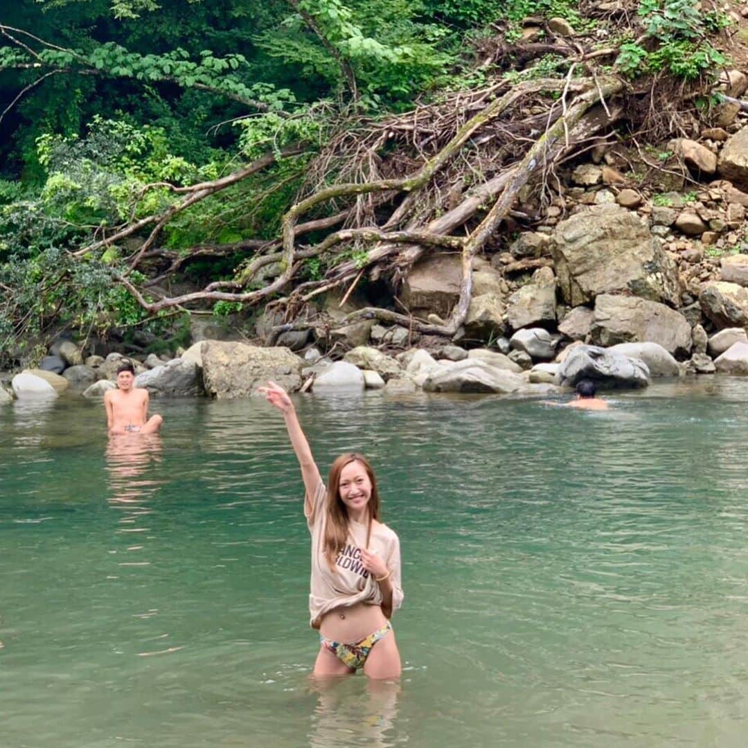 浅田美穂のインスタグラム：「お泊りBBQ🏕🍖✨﻿ 川で泳ぐのって最高に気持ち良い😭🙏💕﻿ ﻿#夏は川しか行きません #BBQ #コテージ #川 #family #friends #🍻﻿」