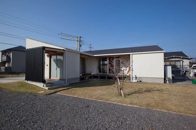 ソラマド香川のインスタグラム：「Ｌ型の平屋のソラマドの家 ・ ・ ・ --★--------------------------------★-- 「ソラマドの家」資料請求はこちら →@request.soramadokagawa 「ソラマドの家」施工例はこちら →@soramado_kagawa --★--------------------------------★-- ・ ・ #soramado #ソラマド #ソラマドの家 #ソラマドキッチン #インテリア #マイホーム #モデルハウス #家づくり #リフォーム #中庭のある家 #中庭 #デザイン住宅 #注文住宅 #香川注文住宅 #香川の家 #設計事務所 #施工事例 #自然素材 #住まい #平屋 #平屋暮らし #木の家 #おしゃれな家 #工務店がつくる家 #新築記録 #新築計画 #漆喰 #螺旋階段 #センコー産業 #ソラマド香川」