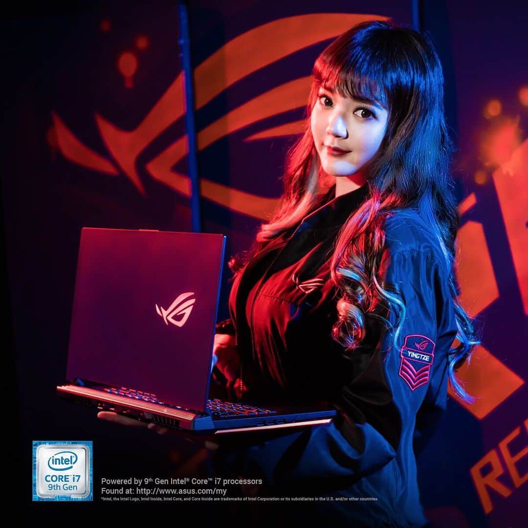 YingTzeさんのインスタグラム写真 - (YingTzeInstagram)「Swipe Left for a Surprise ! ✨ Which look do you like better ? 😂 I was featured with the new Strix Scar III during their latest launch ~ thank you @asusrog.my for the opportunity! ❤️ _ #ROG #StrixScar III with a sturdy aluminum chassis and subtle carbon weave styling on the inner deck brings more power and style to FPS esports gaming.  Features: ✅ Per-Key RGB keyboard ✅ Intelligent Cooling ✅ Aura-Sync ✅ Slim bezels  Specs: ✅ Intel Core i7 9750H processor ✅ Up to NVIDIA GeForce RTX 2070 ✅ 15.6" or 17.3" Full HD display ✅ Up to 240Hz 3ms IPS display ✅ 16GB DDR4 2666Mhz ✅ 512GB PCIe NVME SSD ✅ 1x 2.5" HDD slot ✅ 2-year global warranty ✅ From RM6,999  Learn more: http://my.rog.gg/StrixScar  #ROGMYKOL #asusrepublicofgamers  #ytzgaming  #facebookgaming  #facebookgamingcreators」7月20日 15時48分 - yingtze