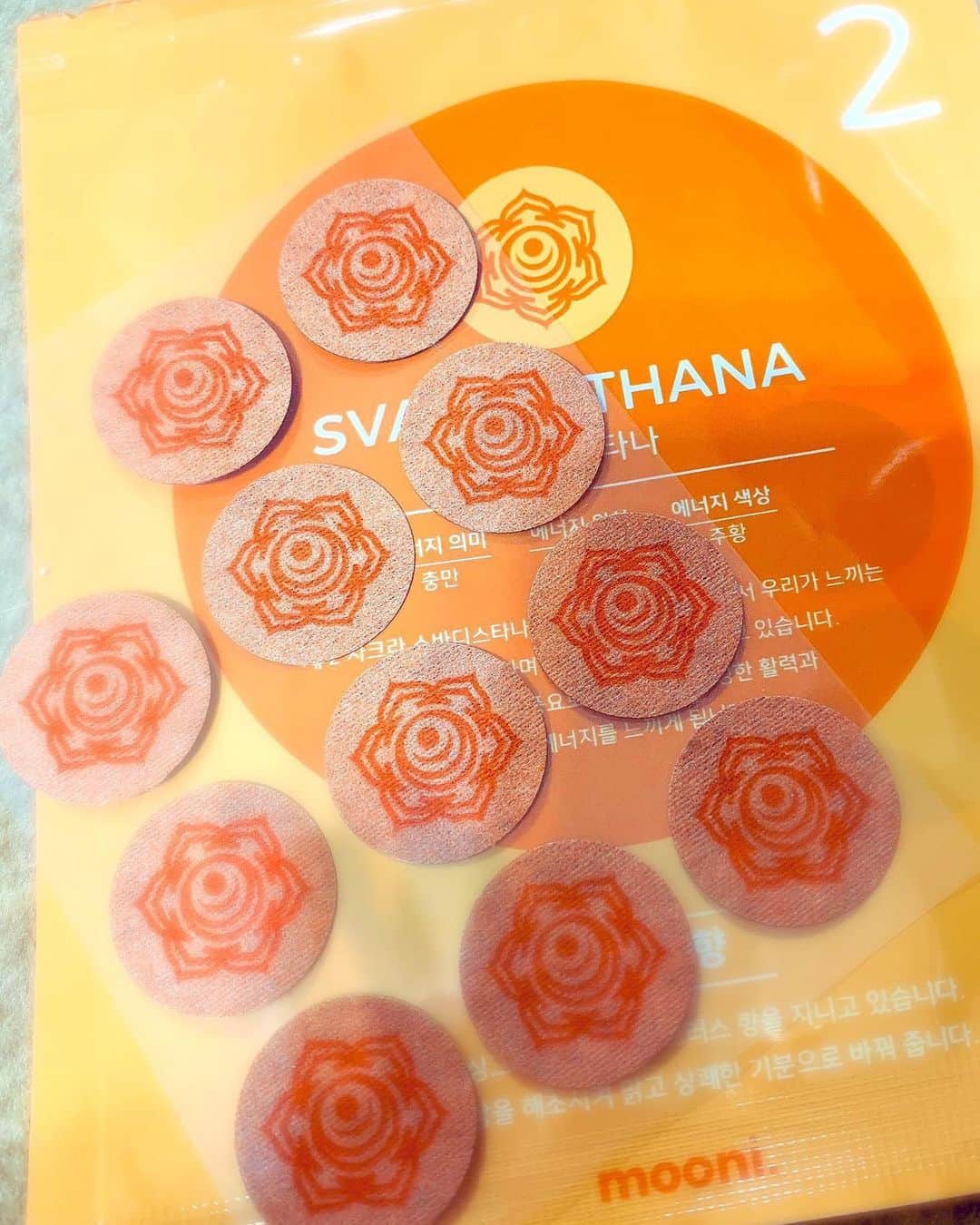 浜平恭子さんのインスタグラム写真 - (浜平恭子Instagram)「ユニークなパッチ型天然アロマ(๑′ᴗ‵๑) 7つのツボ＝チャクラをイメージしていて、例えばクリエイティブな力が欲しい時…第2チャクラはオレンジの香り🍊 この貼る天然アロマ「Chakra」、カプサイシンの効果で貼ったところが少しだけ温かくなるところも気に入っています💖 オレンジの他にも、セットの中にはフランキンセンス、イランイラン、ラベンダー、レモン、ユーカリ、パチュリの香りがありますよ🌟 アロマを焚いたりしなくても貼るだけで楽しめるのが嬉しい❣️ ヨガや仕事、勉強のお供にもいいな✨  #CAMPFIRE #CAMKAN #韓国 #アロマ #チャクラ #chakra #韓国ショッピング #日韓夫婦 #日韓往復 #ラジオDJ #浜平恭子 #韓国生活 #韓国ビューティー #韓国情報 #レモン #オレンジ #ユーカリ #フランキンセンス #ラベンダー #イランイラン #パチュリ  https://camp-fire.jp/channels/koreaproject」7月20日 15時54分 - hamahi1231