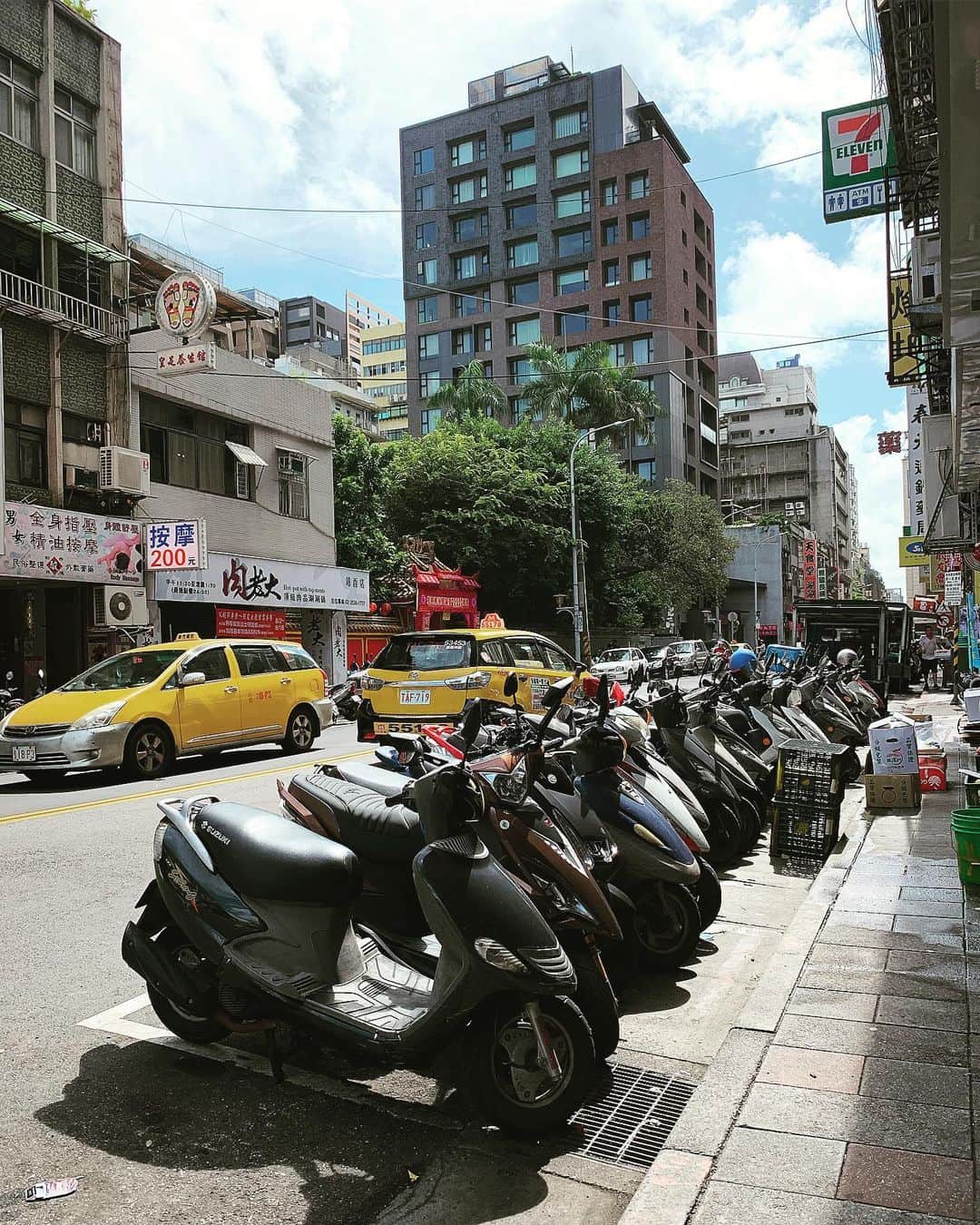 鷹野日南さんのインスタグラム写真 - (鷹野日南Instagram)「Taipei 🍧 . . 最近はメンバーと一緒に旅行に行く機会が多くて本当に嬉しいし、楽しいな〜 . . 台湾は、交通機関もちゃんとしててバイクが特に多かった気がする乗りたかった〜🏍笑 . . . .  旅行って本当に性格が出るからみんなの普段見ない一面が見れたり、言葉が通じない場所に行くから色々わからないことも沢山あるけど助け合いながら楽しい経験をできてみんな行くたび大人になってる気がする😊😊 . . . ひなが旅行好きな理由でもあるんだけど。 住んでる環境や人が全然違って、全く言葉が通じない場所にポンって立たされた時に「私はここでどれだけ楽しめるかな」っていうのを毎回自分への課題にしてて、最終日に「あぁーまじで充実してた！楽しかった！」って思えた時は本当に幸せなんだよね。🥰 . どんな場所に行っても、どんな人といても、楽しめるか楽しめないかは全部自分次第って常に胸に刻んでこれからも人生楽しんでいきたいな〜😛❤️ . . #台湾旅行 #台北 #西門町 #西門町美食 #ちょす旅ログ」7月20日 16時01分 - hinachan.3