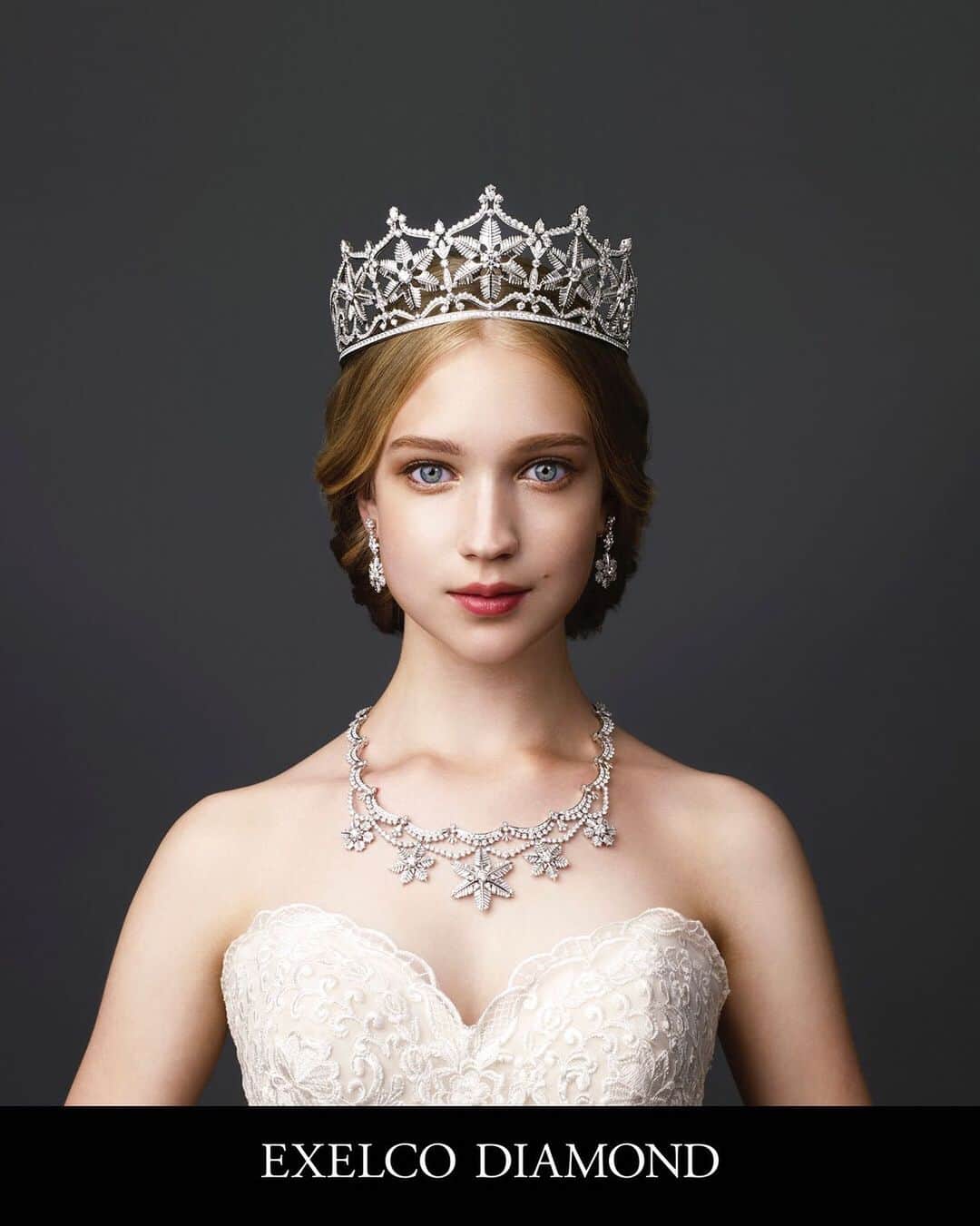 エクセルコ ダイヤモンド 婚約指輪♔結婚指輪のインスタグラム：「. エクセルコ ダイヤモンド展 ―よみがえりし、幻のティアラー . . 会場では華麗なティアラご試着頂き、 写真をご撮影いただけます。 この機会に是非、ロイヤルウエディングの気分を ご体験ください。 . 他にもダイヤモンドネックレスが抽選で当たる Instagramキャンペーンも行なっております。 . ティアラのご試着は、日時が限られます。 HPご予約フォームからお申込みください。 （金＝17：00〜20：00・ 土日祝、8/10～8/18＝11：00〜20：00） ※最終受付 19:30 . ティアラをつけた写真撮影に加え、 ご希望の方には、ご自身のお写真が掲載された 「朝日新聞　パーソナル号外」が発行されます。 当日の想い出を、ぜひお手元に残してください。 詳しくはHPをご覧下さい。 . ■会期：7.13sat〜8.25sun .. 11:00〜20:00 （最終入場19:30) . ■会場：テレビ朝日 EXシアター六本木 .. 17F 特設会場 東京都港区西麻布1丁目2-9. . ※当イベントは、 ベルギー大使館から後援を受けております。 #エクセルコダイヤモンド  #exelcodiamond」