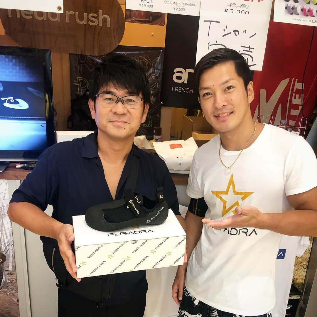 乾雅人のインスタグラム：「「いぬい、ボルダリング始めるってよ」クロストークショーの前に川口朋広のクライミングシューズ『PER-ADRA』を購入。まずは道具から、が俺の基本す。 #peradra #peradraシューズ #peradraclimber」