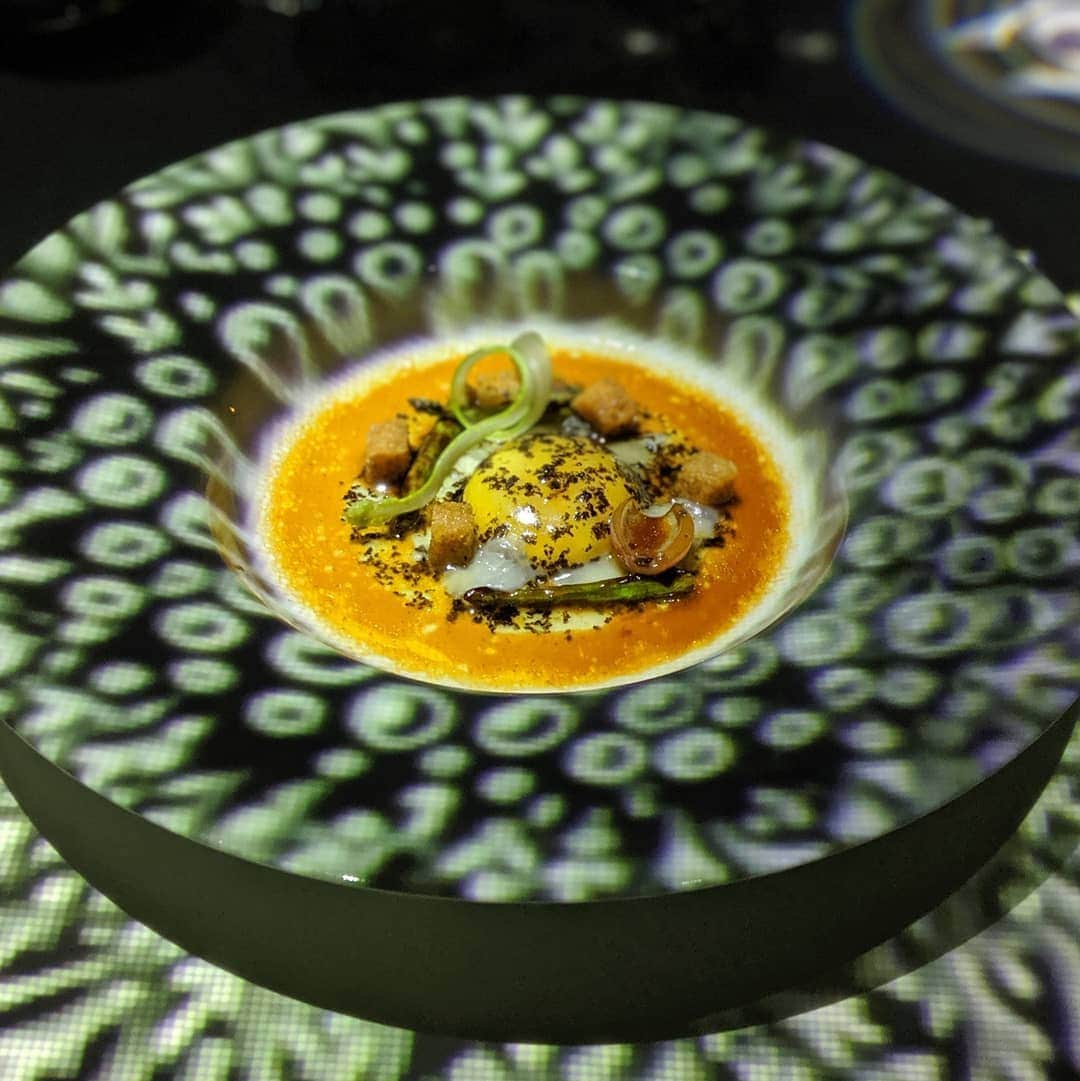 Masayasu Moritaのインスタグラム：「#egg #gruyere #raviolo #truffle #ultraviolet #paulpairet #shanghai #China #上海グルメ #上海 #中国 #もりたま飯 #foodie #foodgasm #foodphotography #foodstagram #美食 #delicious #tasty #instafood #グルメ #food #yummy #foodporn #デリスタグラマー #グルメな人と繋がりたい #旅行好きな人と繋がりたい」