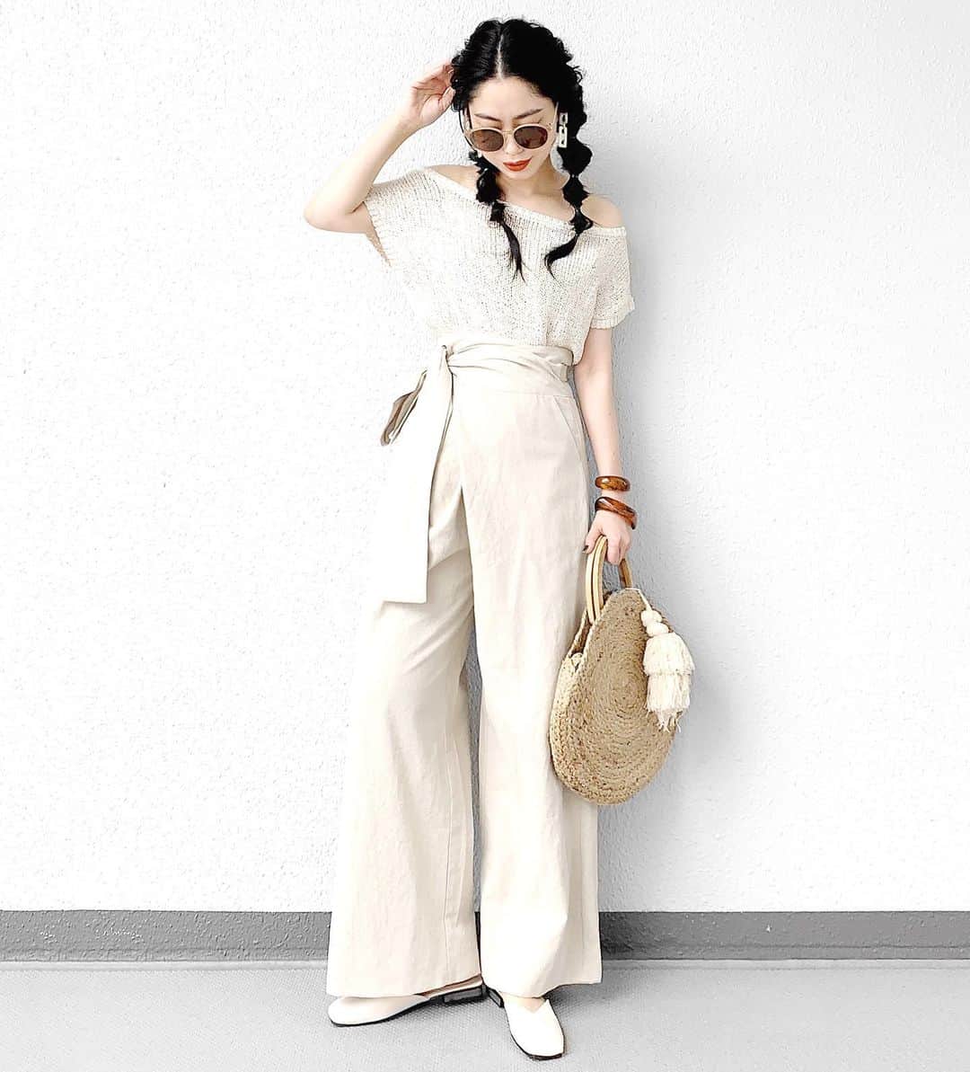 lve_xxxxのインスタグラム：「.﻿ .﻿ サマーニットとリネンが﻿ 好きすぎる結果のコーデ🧸﻿ ﻿ 涼しげに見える(見えるだけ)から﻿ 淡色系湿気むんむん時にも良き🙆‍♀️﻿ ﻿ (超絶汗だくMAXやけど←)﻿ ﻿ 湿気対策でヘアアレジン﻿ してみたが…﻿ 遠目からじゃほぼ分からん問題。﻿ ﻿ 明日美容院行きますねん。﻿ 切るか悩むなー🤔💭﻿ ﻿ ぱっつん前髪にするか﻿ 永遠♾迷ってる🤔🤔🤔💭﻿ ﻿ ﻿ コーデアイテム詳細は﻿﻿﻿ WEARをご覧くださいませ。﻿﻿﻿ ﻿﻿﻿ WEAR ： lvexxxx ﻿﻿﻿ 💻 https://wear.jp/sp/lvexxxx/﻿﻿ ﻿﻿﻿ －－－－－－－－－－－－－－－－－－﻿﻿﻿ ﻿﻿﻿ 📢コメント頂ける際は、﻿﻿﻿ 最新投稿にお願い致します。﻿﻿﻿ ﻿﻿﻿ 過去投稿に頂いた際、気がつかない事もあり﻿﻿ お返事致しかねる場合が御座います🙇‍♀﻿﻿ ️﻿﻿﻿」