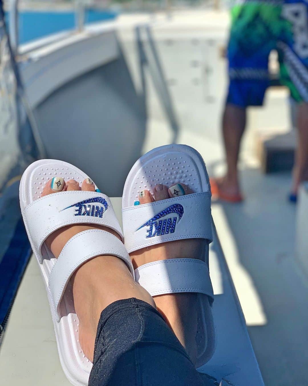 長嶺菜菜子のインスタグラム：「﻿ ﻿ いやぁ﻿﻿ 夏ですな🌞🌺🌴﻿﻿ ﻿﻿ ﻿﻿ この夏﻿﻿ 私一押しのベナッシサンダルのスワロフスキーデコ💙﻿﻿ ﻿﻿ ﻿﻿ 大好きNIKEのベナッシサンダルに﻿﻿ スワロフスキーでデコしてもらったのだ😍😍﻿﻿ @decoration_saint﻿﻿ ﻿﻿ ﻿﻿ えーやろー💕﻿﻿ 羨ましいやろー💕﻿﻿ ﻿﻿ ﻿ スワロフスキー社の正規スワロフスキーを使ってるからめちゃくちゃ発色良くて好きヾ(*･∀︎･*)ﾉﾞ ﻿﻿ ﻿ ﻿ しかも﻿﻿ みんなとイロチおそろ🤤﻿﻿ @sk.sayuri ﻿ @yuri.pudding ﻿ @i_am_ayakomatsu ﻿ @yumiakihira0521 ﻿﻿ ﻿﻿ めちゃくちゃ楽だし﻿﻿ 可愛いんです😍﻿﻿ ﻿﻿﻿ ﻿﻿ ﻿﻿ ★------------------------------------------------☆﻿﻿ #デコレーション﻿﻿ #福岡 #博多 #可愛い ﻿﻿ #洋服デコ #ナイキ好き﻿﻿ #ナイキ #ベナッシデコ #ベナッシデュオ ﻿﻿ #ベナッシ #ナイキベナッシ ﻿﻿ #デコレーションサンダル #キラキラ ﻿﻿ #スワロフスキー ﻿﻿ #SWAROVSKI ﻿﻿ #NIKE」
