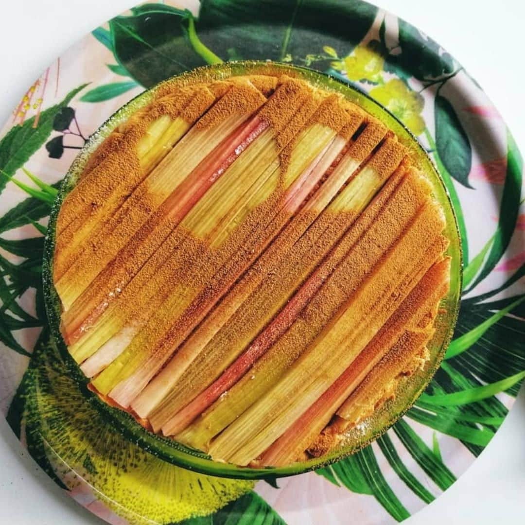 レイチェル・クーさんのインスタグラム写真 - (レイチェル・クーInstagram)「Do you love rhubarb as much as I do? Along with custard, it makes the perfect addition to the magic cake recipe 🍰 in my latest cookbook, #TheLittleSwedishKitchen 🇸🇪 Thanks for sharing your version @hipstermuse ✅ . . . . . . . #RachelKhoo #Recipe #Sweden #littleswedishkitchen #cake #MagicCake #Rhubarb」7月20日 16時30分 - rachelkhooks