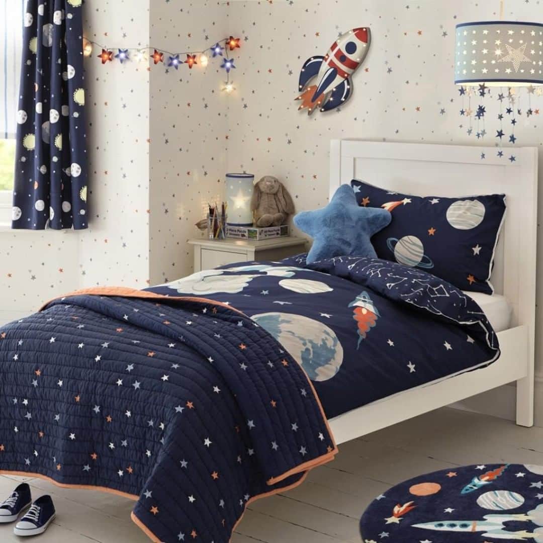 ローラアシュレイのインスタグラム：「“That's one small step for man, one giant leap for mankind.” - Let your little ones dream big with bedroom designs that are out of this world 🚀🌍 #Apollo50th  Enjoy an extra 20% off all home sale until Monday」