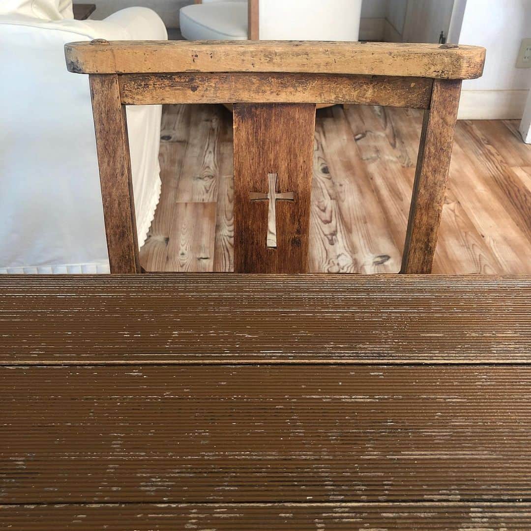 ちょびさんのインスタグラム写真 - (ちょびInstagram)「この椅子がたまらなく すきだったなぁ〜🦢 引っ越しはもうしばらく 先になりそうだけど、心機一転 家の感じ色々模様替えしたいというキモチ🧸 . #room#chair#wood#antique」7月20日 16時52分 - kaoriririn15