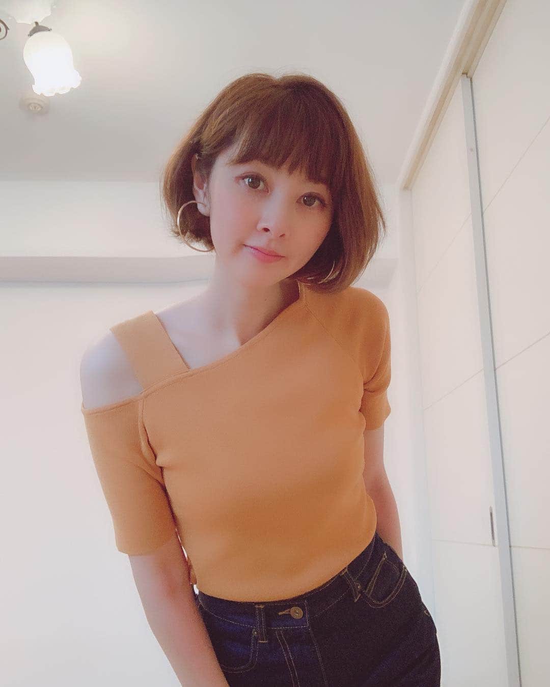 のインスタグラム：「いつも合わせやすいから黒い服装のことが多くて、 今日、とある勉強会に参加したらわたし以外みんなすごくお花みたいに華やかな色を着てらして、 「私も昔は黒ばっかり着ていたわ」って言われて、なんだか自分も変わらなきゃっておもって、明るい色の服を買いに行きました^ ^ 店員さんが持ってきてくれたのを素直に買いました笑笑 肩まで出てて、恥ずかしいようなかんじもしたのですが、いつも肌を見せない服装の私が、友達がみたら驚くだろうけど、えいっ！っておもって買いました笑  これで夏とか日焼けしたら変な日焼け跡になるんだろうなーとか思ったけど、気にせず頑張ります🤣  以上です笑  @naturalbeautybasic_official  #naturalbeautybasic  #ootd #東京 #ファッション #instagood #photooftheday #fashion  #happy #コーデ #ヘアアレンジ #ボブ #hair #outfit  #followme #fun #me #japan  #セントフォース #フリーアナウンサー #ミス日本 #相沢礼子 #ありがとう」