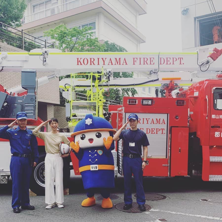AYUMIさんのインスタグラム写真 - (AYUMIInstagram)「雑誌〝近代消防〝で福島県の郡山消防署の 消防防災のイベントに参加させていただきました。 隊員のみなさんの日々の訓練の大変さをかいまみることができた救助訓練や消防演習は、人の命を救うために とても迅速で、目の前でみて感動です✨ なんだか胸が熱くなりました 全国のレスキューに関わっている方々に感謝です 震災の翌年からこの消防防災イベントは 毎年行われているそうです 親子さんでの参加も多く、市民のみなさんの 防災意識の高さを感じました 私もレスキュー体験やVR消火訓練など貴重な体験をさせてもらい、4コマ漫画のようになってしまいましたが（笑 知らなくては実践できないことも多いと知り、あらためて防災や訓練の大切を感じることができました 貴重な体験、ありがとうございます！ . . #近代消防 #郡山消防署 #消防ふれあい広場 #VR消火訓練シュミレータ #火まもり君  #消防防災 #防災」7月20日 17時08分 - ayumiayunco
