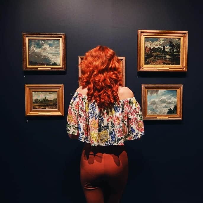 ベッキー・クルーエルのインスタグラム：「looking away for now ⁣ looking back in a few days ⁣ looking forward ⁣ 🌹」