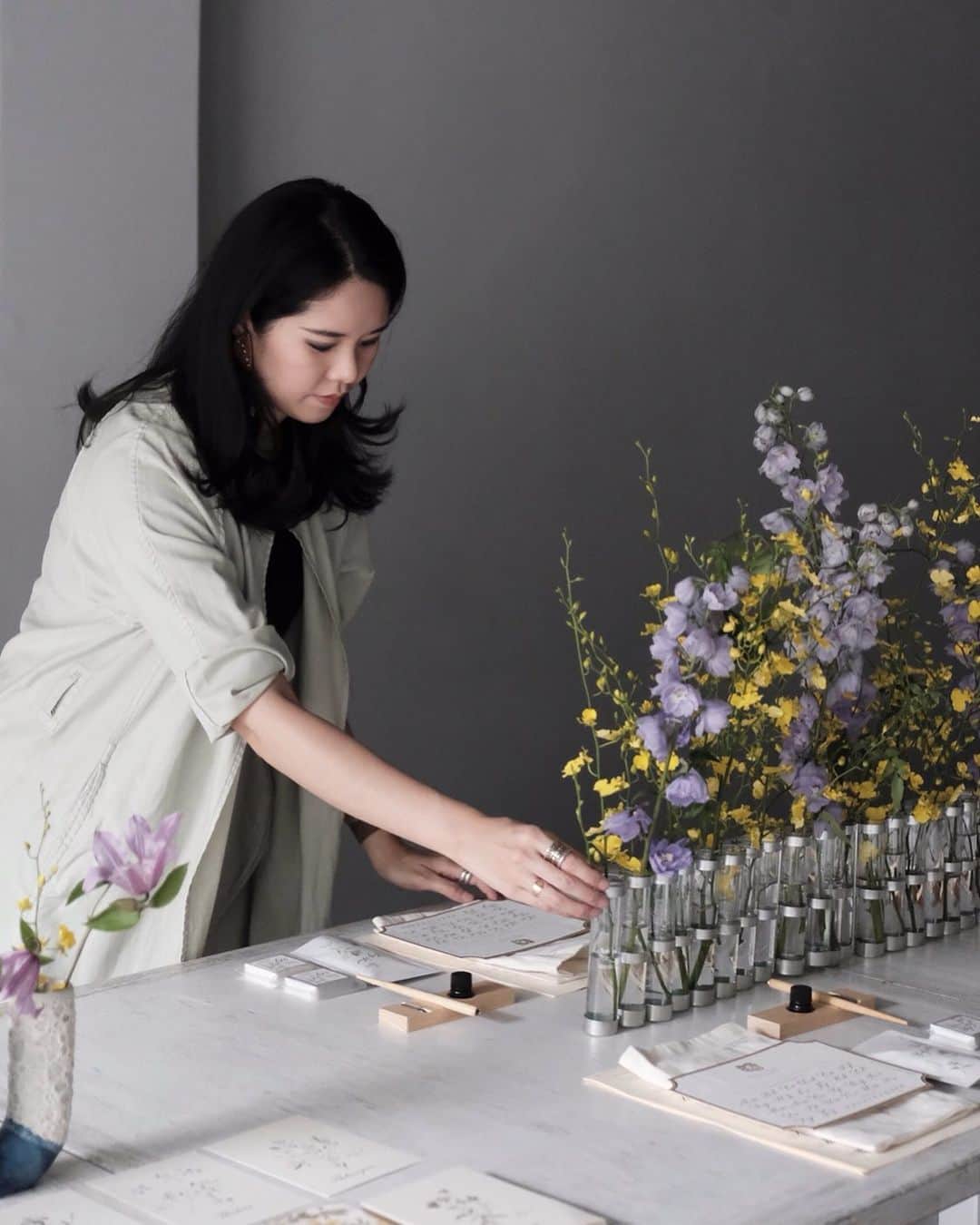 Veronica Halimさんのインスタグラム写真 - (Veronica HalimInstagram)「Earlier today, during the workshop preparation. Lately I am in love with the combination of lilac and yellow flowers, and was so happy when @araluenflowers managed to get the exact flowers that I wanted. Thank you so much for your support! — #trufypi #vhcalligraphy #calligraphyworkshop #kaligrafina #jakartaworkshop #jakartacalligraphy #botanicalsketch #botanicaldrawing #painting #botanicalprints #カリグラフィー #カリグラフィースタイリング #calligraphystyling」7月20日 22時40分 - truffypi
