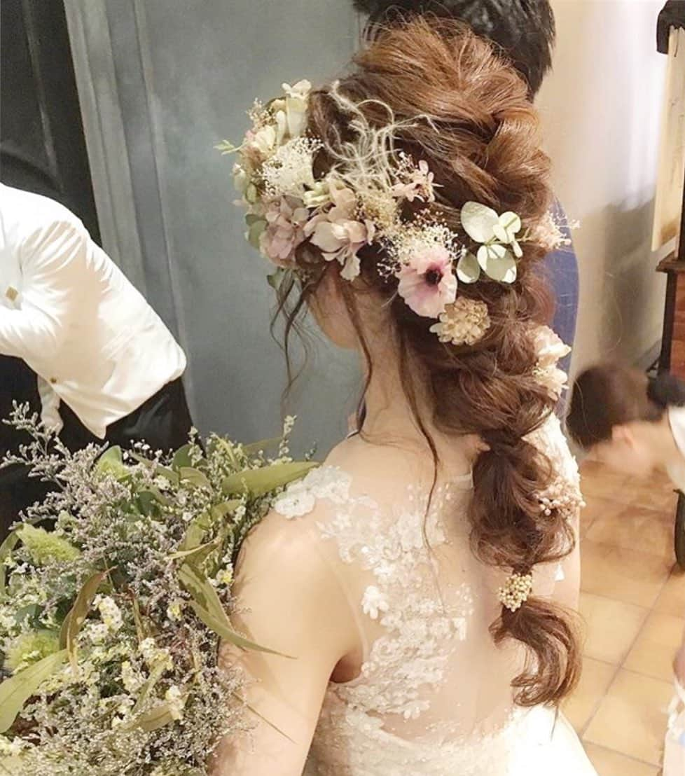 プレ花嫁の結婚式準備アプリ♡ -ウェディングニュースさんのインスタグラム写真 - (プレ花嫁の結婚式準備アプリ♡ -ウェディングニュースInstagram)「ナチュラル可愛い🌿💕おしゃれなブライダルヘア9選🌼 . . ➸➸➸➸➸➸➸💒➸➸➸➸➸➸➸ 本物の料金&見積もり&写真が見れる✨ . ウェディングニュース式場検索 👰 . アプリ： @weddingnews_editor web版： @weddingnews_concierge ➸➸➸➸➸➸➸➸➸➸➸➸➸➸➸➸ . . こちらのお写真は #ブライダルヘア メイクアーティスト @sayuri_hairmake さんからリグラムさせていただきました🌟ありがとうございました😊✨ . . . ゆるふわ💕ニュアンスが素敵なsayuri_hairmakeさんのつくる #ヘアスタイル 💕 . カバーは花嫁さんに人気の組み合わせ😍  #ポニーテール × お花の #ヘッドドレス です🌼💕 . ふわふわポニーテールとナチュラルなピンク×ホワイト×グリーンのお花のヘッドドレスがとても可愛いですよね💓 . . ほかのヘアもとても素敵なのでぜひスワイプ👉🏻してみてくださいね✨♩ . . . ＼📷投稿お待ちしています／ . 花嫁はもちろん、業者さんも大歓迎✨ アナタのお写真をご紹介してもOKという方は、ぜひ #ウェディングニュース にお写真を投稿してください💕 . . ⬇︎関連アカウント⬇︎ . 💒式場検索 【 @weddingnews_concierge 】 👰マイレポ花嫁 【 @weddingnews_brides 】 . . その他、編集部からの連絡専用 @weddingnews_contact や、スタッフ個人の連絡用として @WN_xxxx（xxxは個人名）があります💕 . ………………………………………… ❤️WeddingNewsとは？ . 花嫁のリアルな”声”から生まれた 花嫁支持率No1✨スマホアプリです📱💕 . . 🌸知りたい… #結婚式準備 に役立つ記事を毎日150件配信中♩ . 🌸見たい… インスタの #ウェディング 系投稿TOP100が毎日チェックできる＊IG画像の複数ワード検索も可♩ . 🌸叶えたい… #結婚式 関連の予約サイトが大集合♩ . 🌸伝えたい… 自分の結婚式レポ『マイレポ』が簡単に作れる♩卒花嫁のレポが読める♩ . . @weddingnews_editor のURLからDLしてね✨ . . . #プレ花嫁 #結婚  #花嫁  #ウエディング  #プレ花嫁準備 #2019秋婚 #ウェディングドレス #カラードレス #ウェディングヘア #ヘアメイク #ヘアアレンジ #浴衣ヘア #美容師 #日本中のプレ花嫁さんと繋がりたい #おしゃれさんと繋がりたい #ローポニー #披露宴 #お色直し #2019冬婚 #2020春婚」7月20日 22時35分 - weddingnews_editor