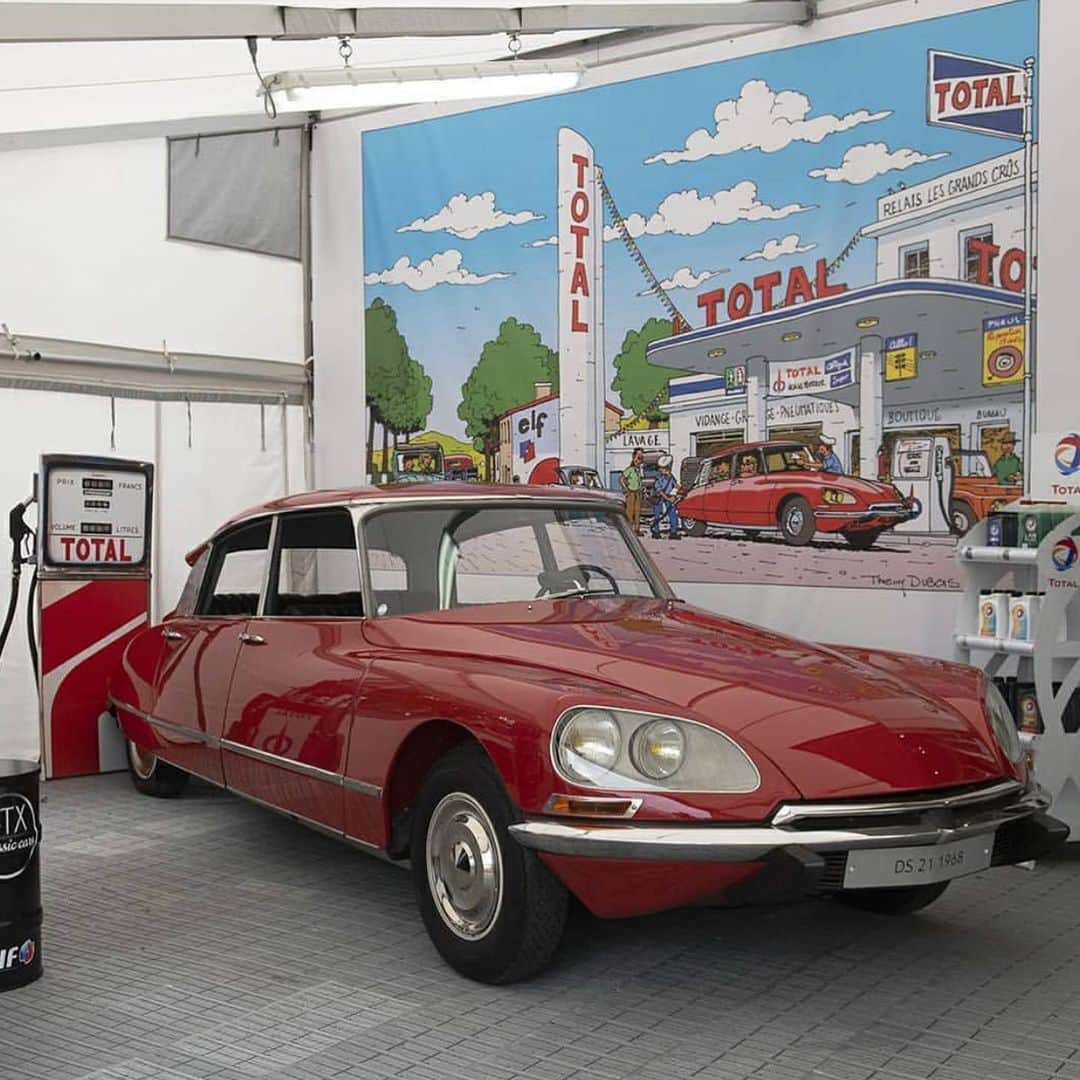 Citroënさんのインスタグラム写真 - (CitroënInstagram)「Citroën lovers!  The “Rassemblement du Siècle” (Collectors Gathering) is happening as we speak, and until July 21st. 🎶Thousands of Citroën,  Old and new, Parked at La Ferté Vidame in the Perche, France 🇫🇷. Waiting for you! 🎶  #Citroën100 #InspiredByYou #Citroen #Cars #CarsOfInstagram #InstaCar #ClassicCar #CarShow #PicOfTheDay」7月20日 22時38分 - citroen