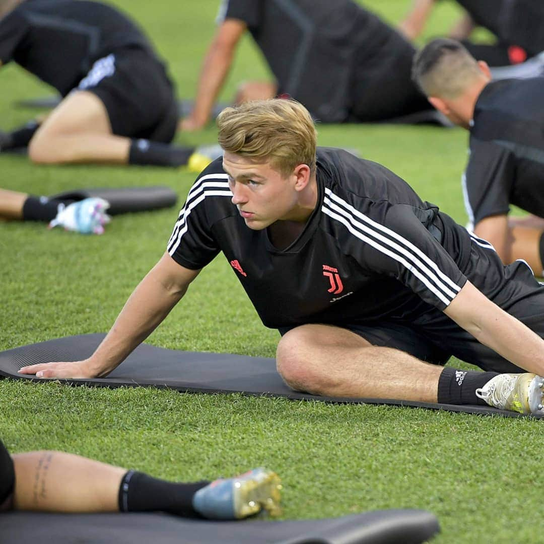 ユヴェントスFCさんのインスタグラム写真 - (ユヴェントスFCInstagram)「First training in ⚫&⚪ for @mdeligt_ 💡 #TURNDELIGTON #MeetTheWonder」7月20日 22時38分 - juventus