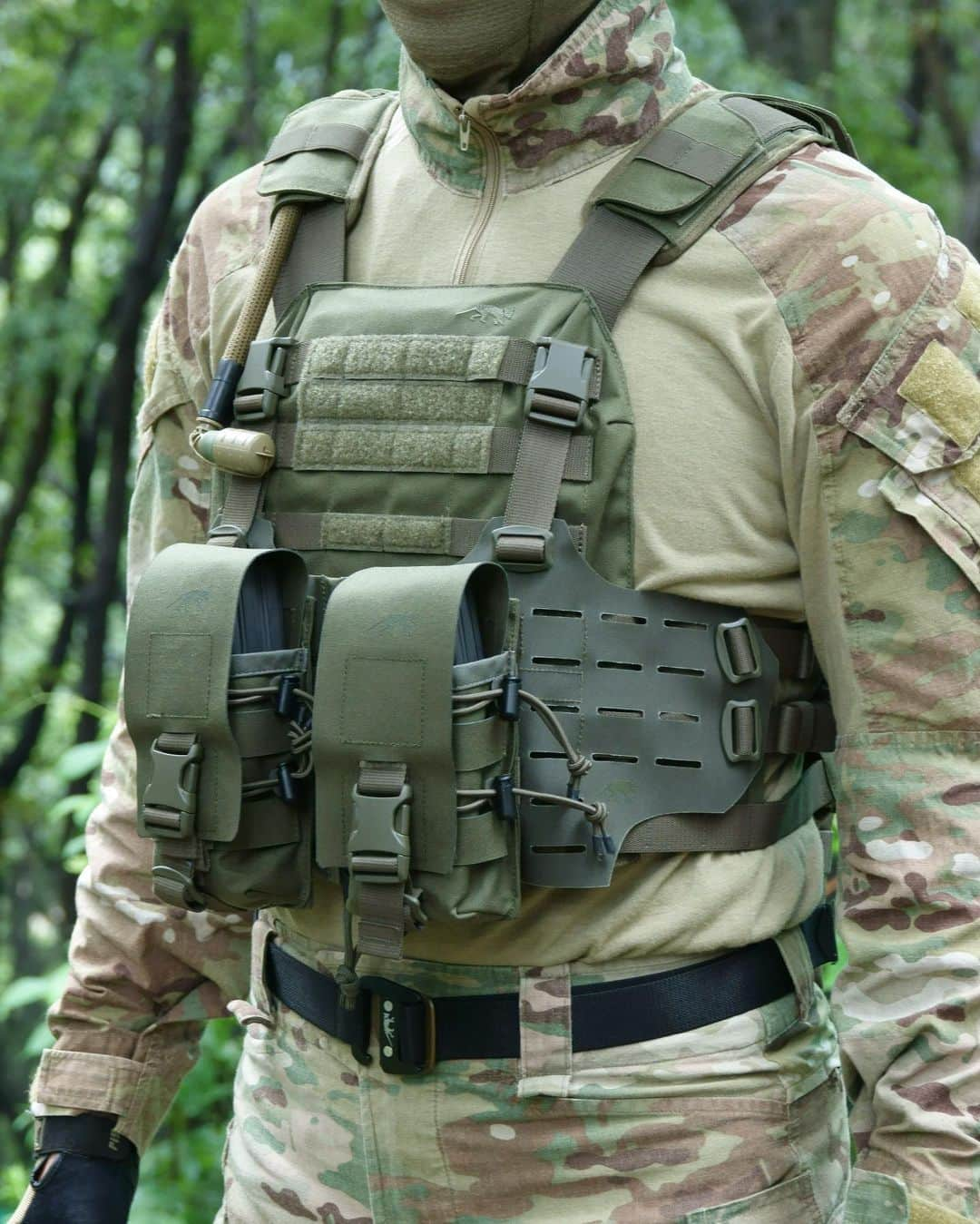 みりどる乙夜さんのインスタグラム写真 - (みりどる乙夜Instagram)「1st photo taken by myself for SAT magazine. (2nd and 3rd by Takeo Ishii) Tasmanian Tiger Plate carrier Mk3 ¥28,000 Chest Rig LP ¥12,000  #military #milspec #militarymen #guns #scope #steinerscope #multicam #m4 #tasmaniantiger #tasmaniantigergear #platecarrier #armor #scout #forest #rifle #training #arcteryxleaf #タスマニアンタイガー #ユーロサープラス #SATマガジン #プレートキャリア #マルチカム #訓練 #演習 #シュタイナー #偵察 #装備 #森林」7月20日 17時13分 - itsuya_miridoru