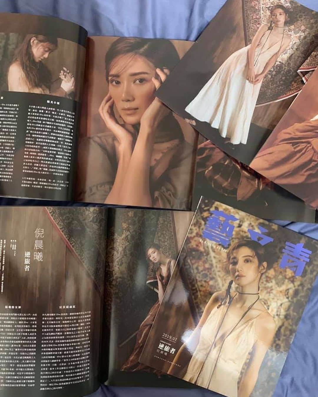 Elva Niさんのインスタグラム写真 - (Elva NiInstagram)「||藝文青 七月封面故事|| 被問到如何應付生活順逆，她慶幸「瑜伽讓人認識自己，也讓我更樂觀積極面對一切。我的瑜伽導師很好，甚至是我的人生導師，引導了很多方面，不同角度的思考。」面對今時今日大眾紛陳的聲音，Elva面對的方法也很正向，「有時也要習慣。如果對方說的是事實、理智的，我會接受。」說著說著，Elva一臉靦腆，笑說「好像網上很多人批評我的廣東話，有時重看影片連自己也會恥笑自己，所以我還是會很努力地按這些批評去改善，會隨大眾意見，但也會向他們解釋我正在努力。」 網路上一定會有不同的聲音 但最重要的還是自己的心態 心態決定一切✨ #共勉之 . . . 訪 / 吳家欣 @kayan_tiff 、K Fok @kkfok  文 / 吳家欣 @kayan_tiff  攝 / Ken @klckin Makeup / Janice Lam @glowmakeupacademy  Hair / Eas Fu & Green Cheung @fifth salon Wardrobe / @joycengai_ 、 Car2ie 、 Onlyonehandmade . 七月號已上架，即日起可在7-11便利店和各大書報攤購買。」7月20日 17時26分 - misselvani