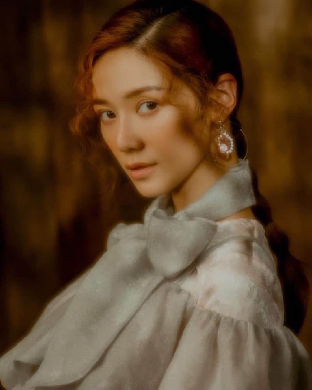 Elva Niさんのインスタグラム写真 - (Elva NiInstagram)「||藝文青 七月封面故事|| 被問到如何應付生活順逆，她慶幸「瑜伽讓人認識自己，也讓我更樂觀積極面對一切。我的瑜伽導師很好，甚至是我的人生導師，引導了很多方面，不同角度的思考。」面對今時今日大眾紛陳的聲音，Elva面對的方法也很正向，「有時也要習慣。如果對方說的是事實、理智的，我會接受。」說著說著，Elva一臉靦腆，笑說「好像網上很多人批評我的廣東話，有時重看影片連自己也會恥笑自己，所以我還是會很努力地按這些批評去改善，會隨大眾意見，但也會向他們解釋我正在努力。」 網路上一定會有不同的聲音 但最重要的還是自己的心態 心態決定一切✨ #共勉之 . . . 訪 / 吳家欣 @kayan_tiff 、K Fok @kkfok  文 / 吳家欣 @kayan_tiff  攝 / Ken @klckin Makeup / Janice Lam @glowmakeupacademy  Hair / Eas Fu & Green Cheung @fifth salon Wardrobe / @joycengai_ 、 Car2ie 、 Onlyonehandmade . 七月號已上架，即日起可在7-11便利店和各大書報攤購買。」7月20日 17時26分 - misselvani