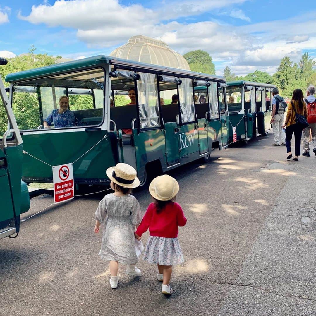 MEGのインスタグラム：「もしや... ロンドンの夏はもう終わっちゃったのかなぁ... 涼し...い...。 先月 @homeharajuku でしてもらったまつげエクステの持ちがよくてびっくりしてる😭👏🏻 なんか日本とUKと違うのかなぁ... あ... 手際？！同じ時間でつけられた本数なのかなぁ。お姉さんも優しかったし、仕上がりも綺麗でとても満足。こういう細かいのはやはり日本、全体的に安定感ある。また帰ったらいきたい。」