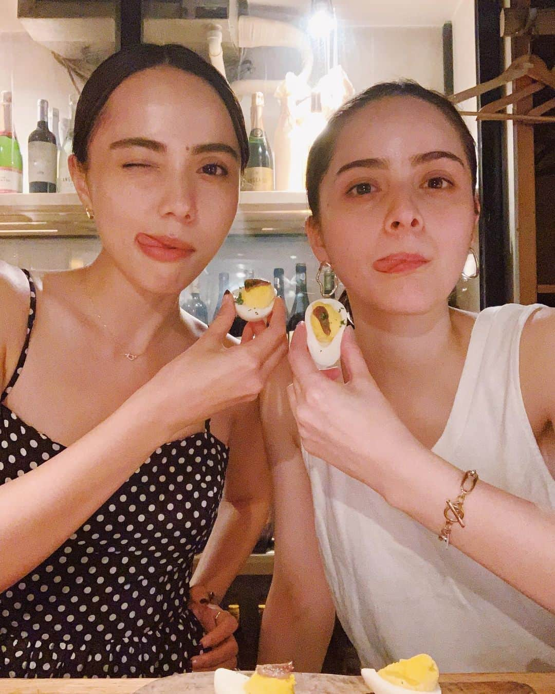 伊藤ニーナさんのインスタグラム写真 - (伊藤ニーナInstagram)「👭💖 . . 子供の時によく食べてたデビルエッグをご飯屋さんで発見. 私の家族は悪魔を天使にしてエンジェルエッグと呼びます👼🥚❤️」7月20日 17時27分 - ninaitoh