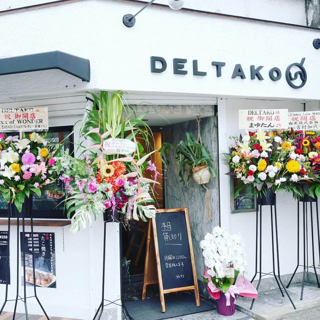 Julie Wataiさんのインスタグラム写真 - (Julie WataiInstagram)「本日これより開店します！沢山お花が届きました、ありがとうございます！🌺😭 白光株式会社 吉村社長、まゆたん、深夜喫茶銭ゲバさん、xxx of WONDER(南波志帆ちゃん、Dr.Usuiさん、フレネシさん、岸田メルさん)、Drillbrosさん、エディットモード 江南さん、ヘアサロン Choose JOYさん、！ありがとうございます！！」7月20日 17時22分 - juliewatai