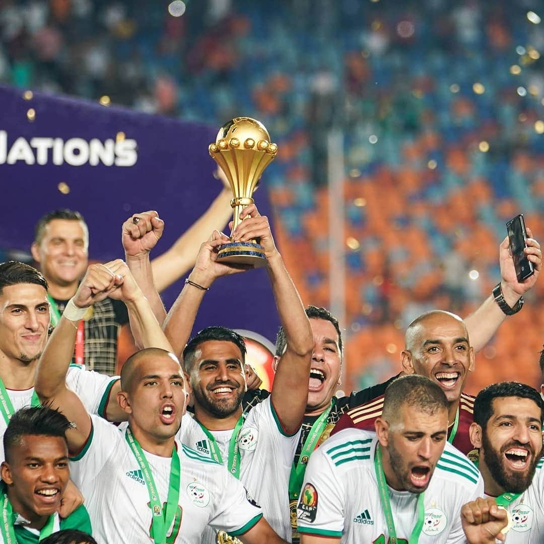 FIFAワールドカップさんのインスタグラム写真 - (FIFAワールドカップInstagram)「#Algeria became Africa Cup of Nations champions for a second time as they edged #Senegal 1-0 in the final. 🇩🇿🏆👏 The 'Desert Foxes' triumphed on foreign soil for the first time to add to their 1990 success as hosts. Will we see Algeria back at the FIFA #WorldCup in 2022?」7月20日 17時24分 - fifaworldcup