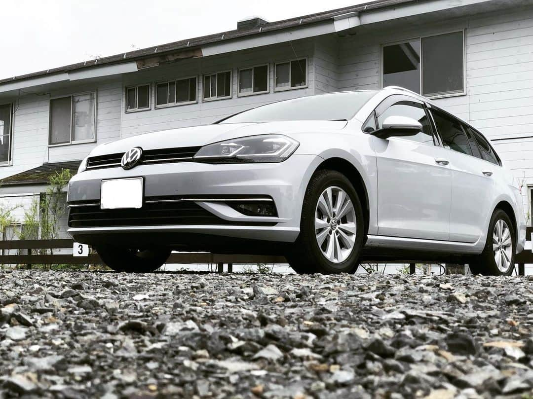 菊池純礼のインスタグラム：「new🚗💫 #welcometomyhouse  #vw #vwgolfvariant  #ヨコタインターナショナル #すごく #親切 #ありがとうございました #感謝でしかない  #5年前 #購入 #カローラフィールダー #プレゼント #for母 #これからも #走ります #TOYOTA #ありがとう」