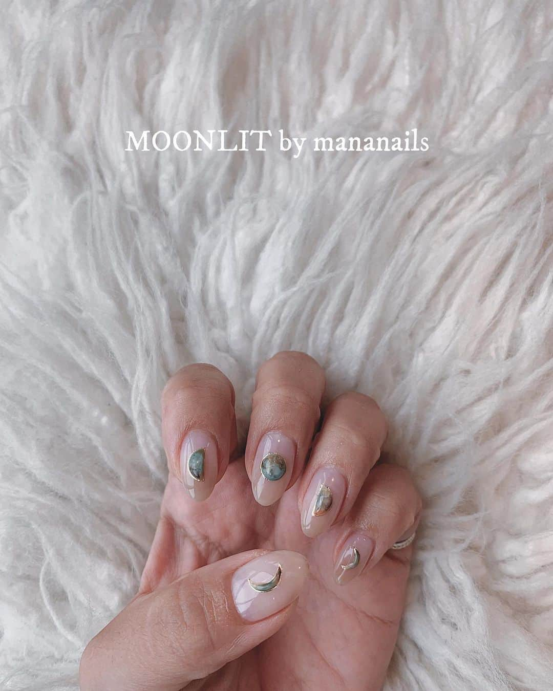 mananailsさんのインスタグラム写真 - (mananailsInstagram)「🌕🌔🌓🌒🌙 "Phases of the moon sticker" by @moonlit_bymananails 満ち欠けステッカーが7/23より @nailpartner から発売されます💗 描くのがとっても難しい月を 色んなアレンジも出来て、 そのまま使っても可愛いステッカーに🌙 goldとsilver2種類です💕 スタッフのアレンジ作品もまたpostするのでお楽しみに💗」7月20日 17時28分 - mananails