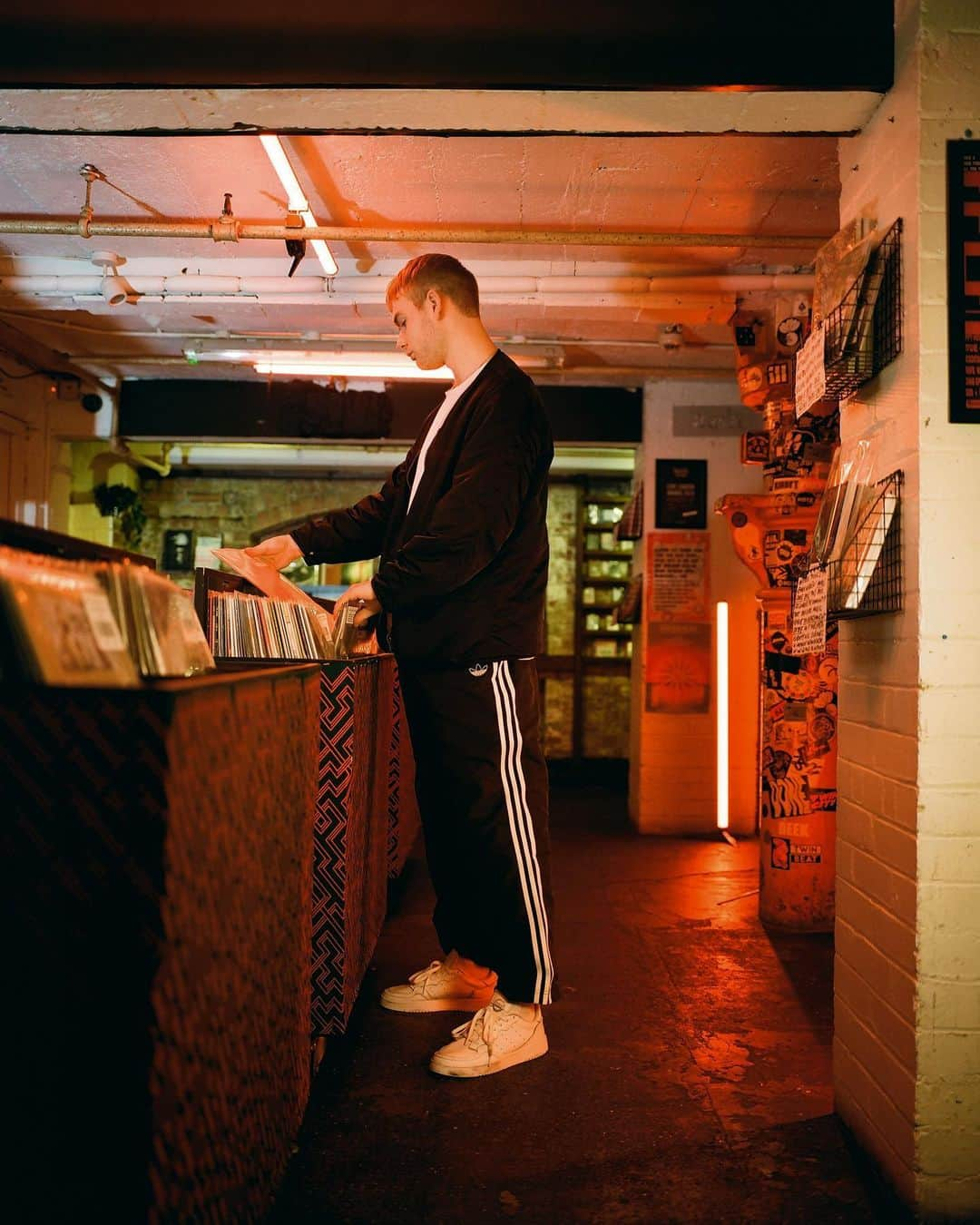 adidas UKさんのインスタグラム写真 - (adidas UKInstagram)「@the_mura_masa discusses the "art of not thinking about what you're doing" in episode 6 of our #HOMEOFCLASSICS series.⁣ ⁣ Fear is never a barrier for Mura Masa and being a musician who is ready to take risks has led the songwriter and producer to keep going.⁣ ⁣ Shot in Peckham wearing the new #SUPERCOURT by @RyanOtooleCollett」7月20日 17時33分 - adidaslondon