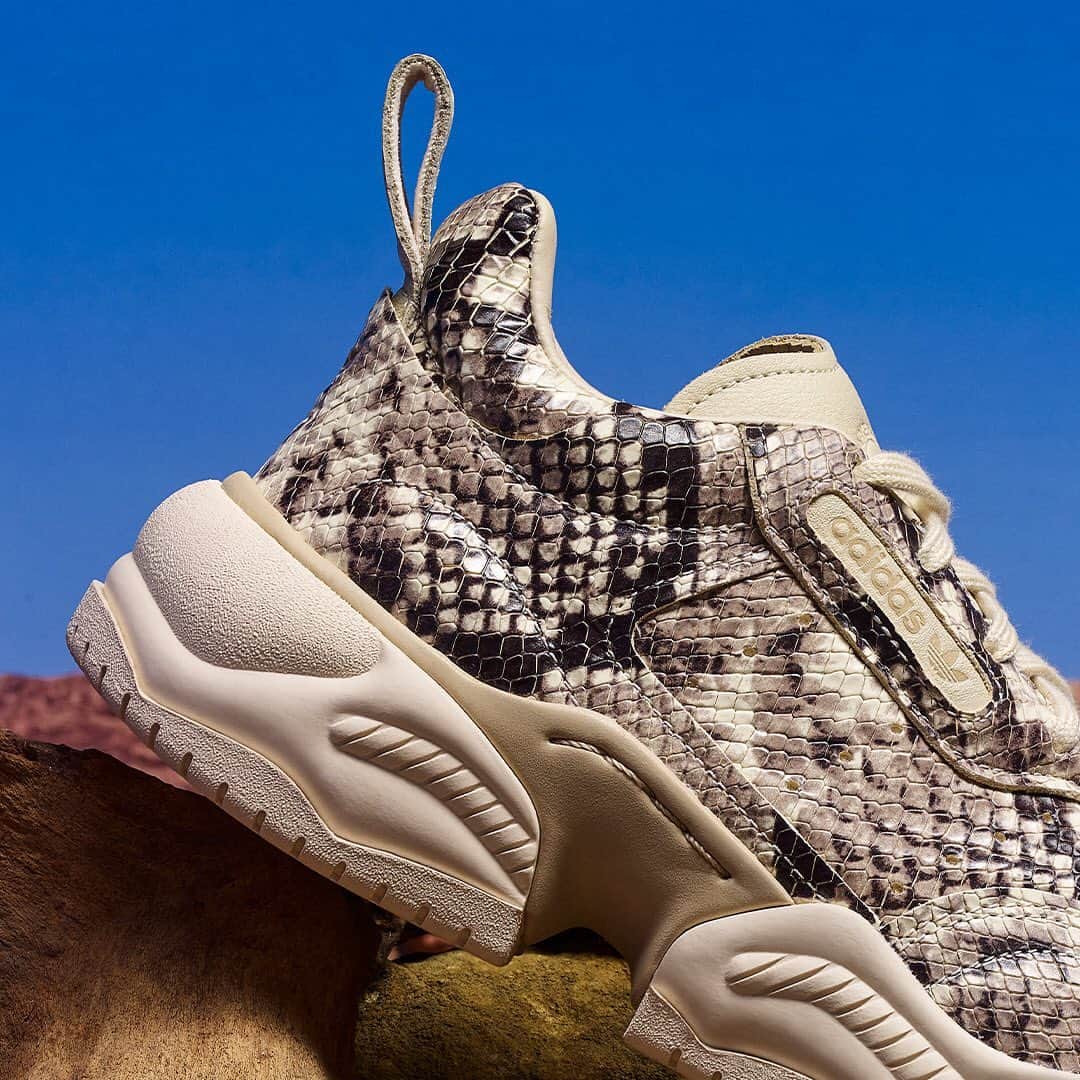 adidas Originalsさんのインスタグラム写真 - (adidas OriginalsInstagram)「Our Snakeskin patterned silhouettes are out now at adidas.com/snakeskinpack #LXCON #SUPERCOURT #YUNG1」7月20日 17時37分 - adidasoriginals
