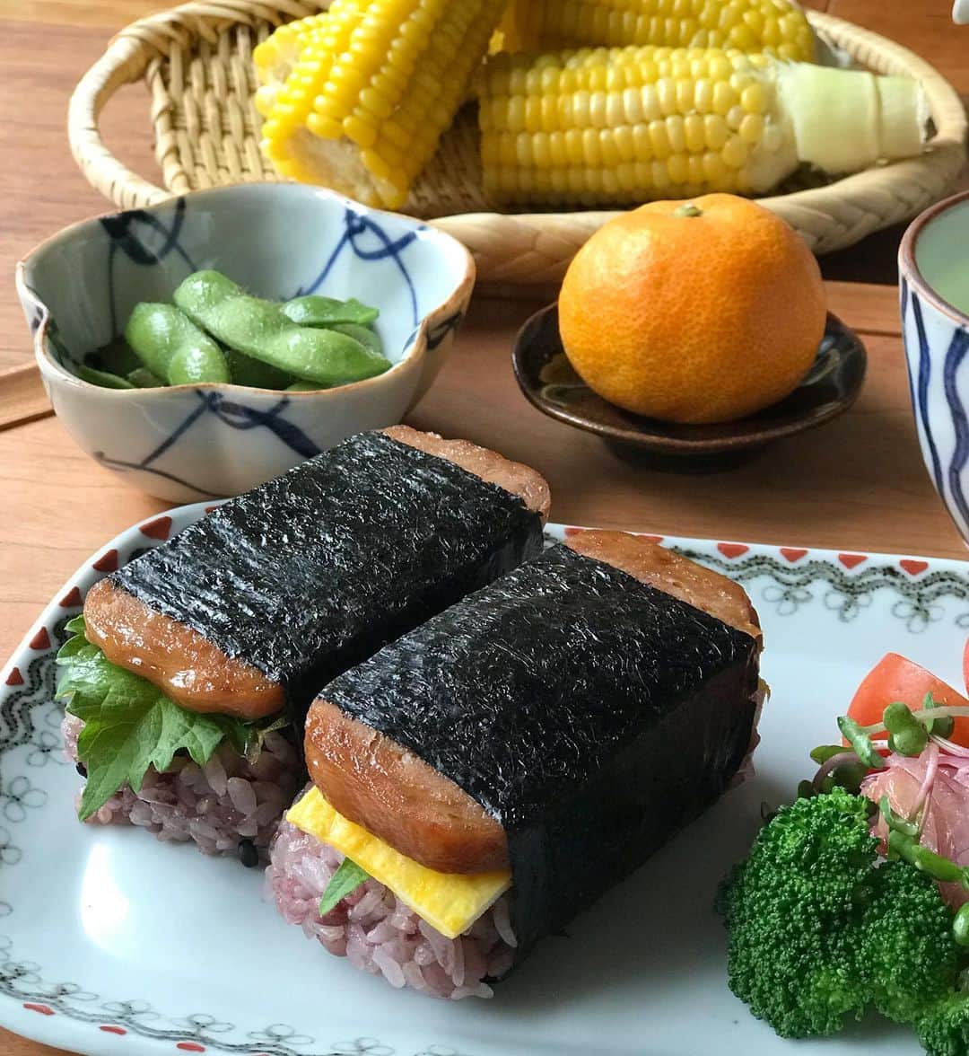 kokochiyoiさんのインスタグラム写真 - (kokochiyoiInstagram)「2019/07/20 土曜日のお昼ごはん。 久々の#スパムむすび。 我が家のスパムむすびは、 #わしたポーク を使い、 薄焼きたまごとシソ入り。 ✳︎ ✳︎ ✳︎ シソ、ブロッコリー、トマト、 とうもろこしなどのお野菜は @coconomi_141 の#無農薬野菜。 中でもとうもろこし#ほしつぶコーン は、 一粒一粒がジューシーで まるで果物♡♡ ✳︎ ✳︎ ✳︎ ちいさなおみかんは 友人がくれた愛媛の#ハウスみかん。 甘くておいしい〜♡♡ たくさんくれたのに、 あっという間に食べきりました。 ありがとう！ ✳︎ ✳︎ ✳︎ 四角いお皿 #日下華子 梅鉢とお茶碗 #中尾万作 黒い#豆皿 #林健二」7月20日 17時38分 - kokochiyoi