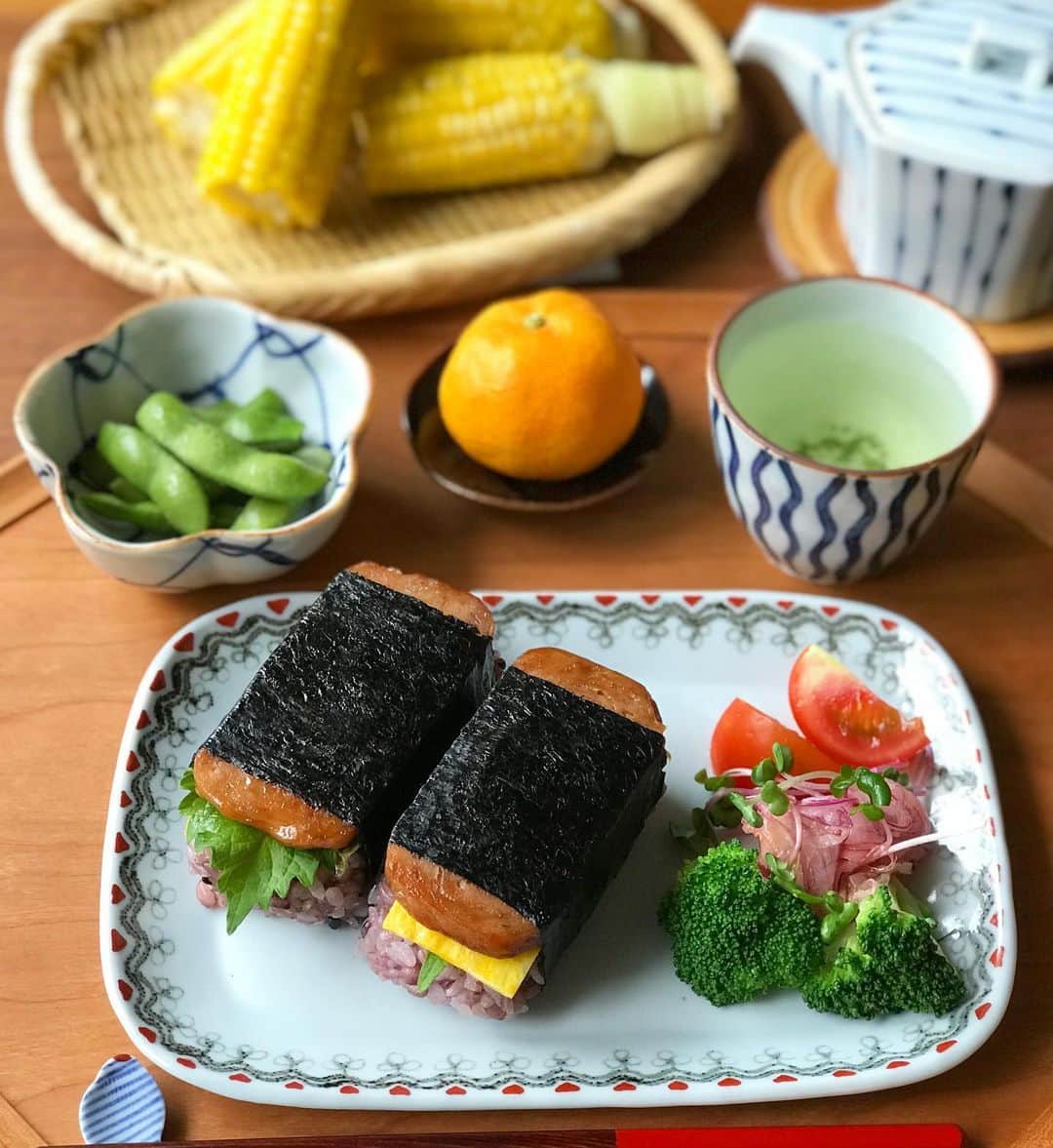 kokochiyoiさんのインスタグラム写真 - (kokochiyoiInstagram)「2019/07/20 土曜日のお昼ごはん。 久々の#スパムむすび。 我が家のスパムむすびは、 #わしたポーク を使い、 薄焼きたまごとシソ入り。 ✳︎ ✳︎ ✳︎ シソ、ブロッコリー、トマト、 とうもろこしなどのお野菜は @coconomi_141 の#無農薬野菜。 中でもとうもろこし#ほしつぶコーン は、 一粒一粒がジューシーで まるで果物♡♡ ✳︎ ✳︎ ✳︎ ちいさなおみかんは 友人がくれた愛媛の#ハウスみかん。 甘くておいしい〜♡♡ たくさんくれたのに、 あっという間に食べきりました。 ありがとう！ ✳︎ ✳︎ ✳︎ 四角いお皿 #日下華子 梅鉢とお茶碗 #中尾万作 黒い#豆皿 #林健二」7月20日 17時38分 - kokochiyoi