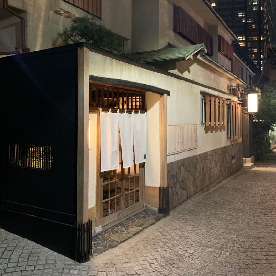 のインスタグラム：「#KAWS とおつかれさま会ラストナイト。 神楽坂のTRUNK（HOUSE）でおもてなし。 雨の中諸々おつかれさまでした！」