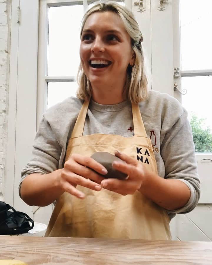 Estée Lalondeのインスタグラム：「Clay therapy 👌 @kanalondon  Sweater by @palomawool」