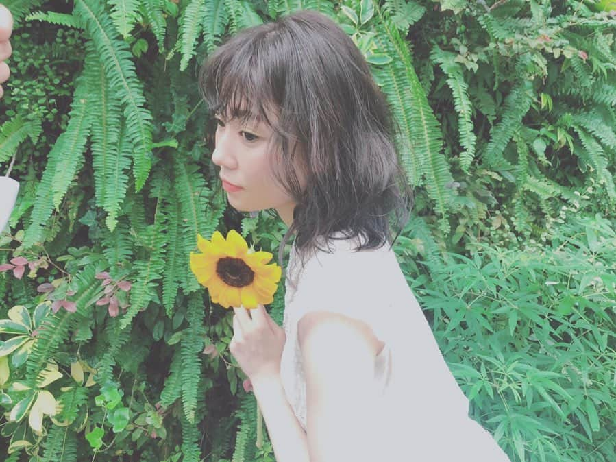 駒田京伽さんのインスタグラム写真 - (駒田京伽Instagram)「🌻👒🌻﻿ ﻿ ﻿ @614ako さんに メイクとヘアアレンジをして頂きました✨﻿ ﻿ 明日から﻿ スタイリストデビューされるみたいなので是非…✨✂︎﻿ ﻿ いつもニコニコで﻿ 面白くて可愛いです✨✂︎﻿ ﻿ ﻿ イエローのアイシャドウ初めて🐥﻿ #福岡  #美容室  #candi  #麦わら帽子」7月20日 17時47分 - hiroka_komada