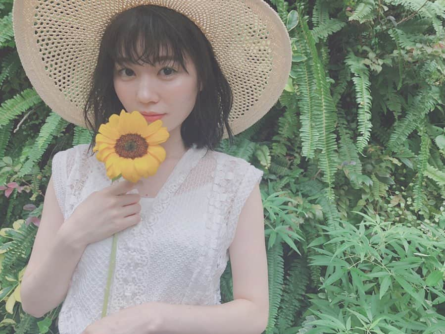 駒田京伽さんのインスタグラム写真 - (駒田京伽Instagram)「🌻👒🌻﻿ ﻿ ﻿ @614ako さんに メイクとヘアアレンジをして頂きました✨﻿ ﻿ 明日から﻿ スタイリストデビューされるみたいなので是非…✨✂︎﻿ ﻿ いつもニコニコで﻿ 面白くて可愛いです✨✂︎﻿ ﻿ ﻿ イエローのアイシャドウ初めて🐥﻿ #福岡  #美容室  #candi  #麦わら帽子」7月20日 17時47分 - hiroka_komada