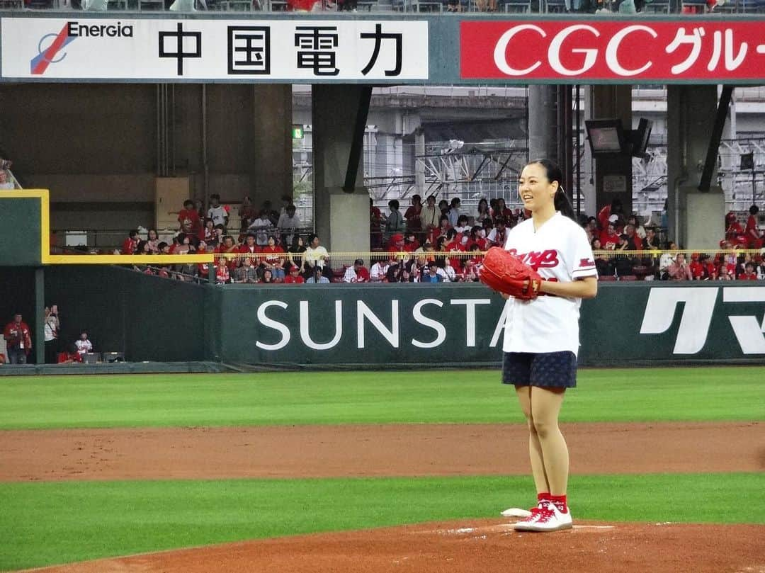 青山恵梨子さんのインスタグラム写真 - (青山恵梨子Instagram)「7/19⚾︎ カープvs巨人  始球式させていただきました！ 普段客席から見ているマウンドに自分が立っているなんて、本当に夢のような時間でした。  目標だったノーバンは成功‼️ ストライクは出せませんでしたが、次の機会への課題です💁‍♀️⭐️ 試合も見させていただいて、まさかまさかの逆転勝利‼️‼️ 普通に勝つだけでも嬉しいのに、自分が始球式した試合での勝利はいつもの倍以上嬉しい😍😍😍 こんな素敵な機会をくださった関係者の皆さま、球団の皆さま、キャッチボールをしてくださった坂倉選手、暴投をキャッチしてくださった會澤選手 本当にありがとうございます！！本当に本当に幸せです！♥️ 来週から秋田で舞台の稽古に入ります。 広島を代表する作品になるように、皆さんに笑顔でハッピーになって貰える最高の舞台になるように、全力で頑張ってきます‼️‼️ #ミュージカル #茶の夢 #カープ #始球式 #広島 #こいほー」7月20日 17時51分 - eriko_aoyama