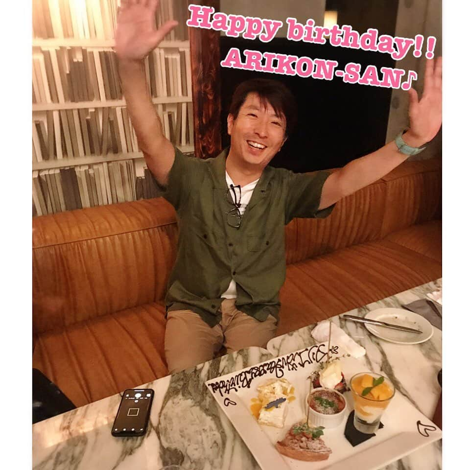 大原かおりさんのインスタグラム写真 - (大原かおりInstagram)「👯‍♀️🎂💕 先日、有村昆さんのお誕生日会に参加させてもらいました😋🎂🎉 去年のコンさんバースデーからあっという間に1年が経った事がビックリ〜😝🙌 ☺︎ 今年も楽しすぎるメンバーが集まり、喋って笑って食べて飲んで👯‍♀️👯‍♂️🎶 このメンバー…笑いのレベルが高すぎて♡♡♡ 最初から最後まで誰かしらが笑い取りをして、面白すぎました👏😆 コンさんは、いつも楽しい企画をしてくれるので定期的に仲間と集合できて心から感謝してます🤗 皆に優しいコンさん、この歳の1年もステキな年にしてくださいっ🙋‍♀️🎂🎉🎶 ☺︎ P.S)有村昆さん、7/20〜23までアルテリオ小劇場にて『ルパンVSホームズ』の舞台にも出演されるので来週みんなで観に行ってきます☺️ 🔍 タノシミダー❣️❣️ * ‪#有村昆 さん#バースデー #秋野暢子 さん #アンミカ さん#Ryuji さん #馬場典子 さん#丸岡いずみ さん#じゅんいちダビッドソン さん#吉木りさ ちゃん ‪#43歳 #お誕生日おめでとう #人狼仲間 #港区 #六本木 #マーサーブランチ #Roppongi #MERCERBRUNCH #楽しかった #🎂 #🎉」7月20日 18時01分 - oharagaori_otty